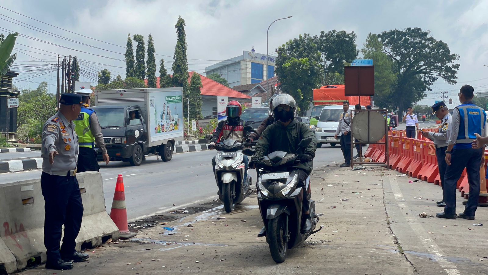 Petugas Dinas Perhubungan Kabupaten Semarang bersama Satuan Lalulintas Polres Semarang dan Trans Marga Jateng buka barrier pembatas jalan di exit tol Bawen. Maria Novena/Jawa Pos Radar Semarang