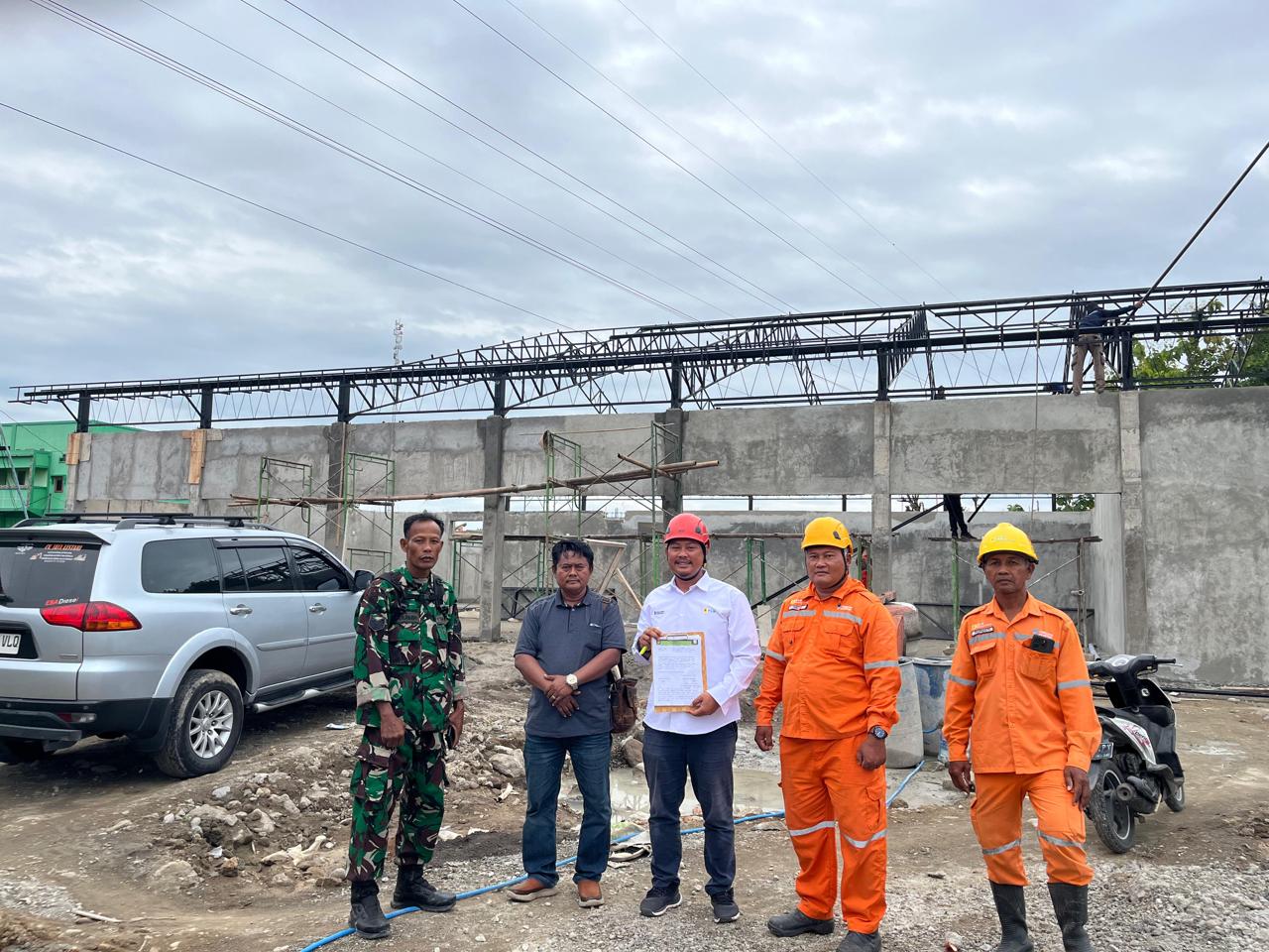 SOSIALISASI : PLN UPT Salatiga melakukan koordinasi pengamanan Jarak Bebas Tegangan Jaringan Listrik atau ROW pada lokasi pekerjaan pihak lain.