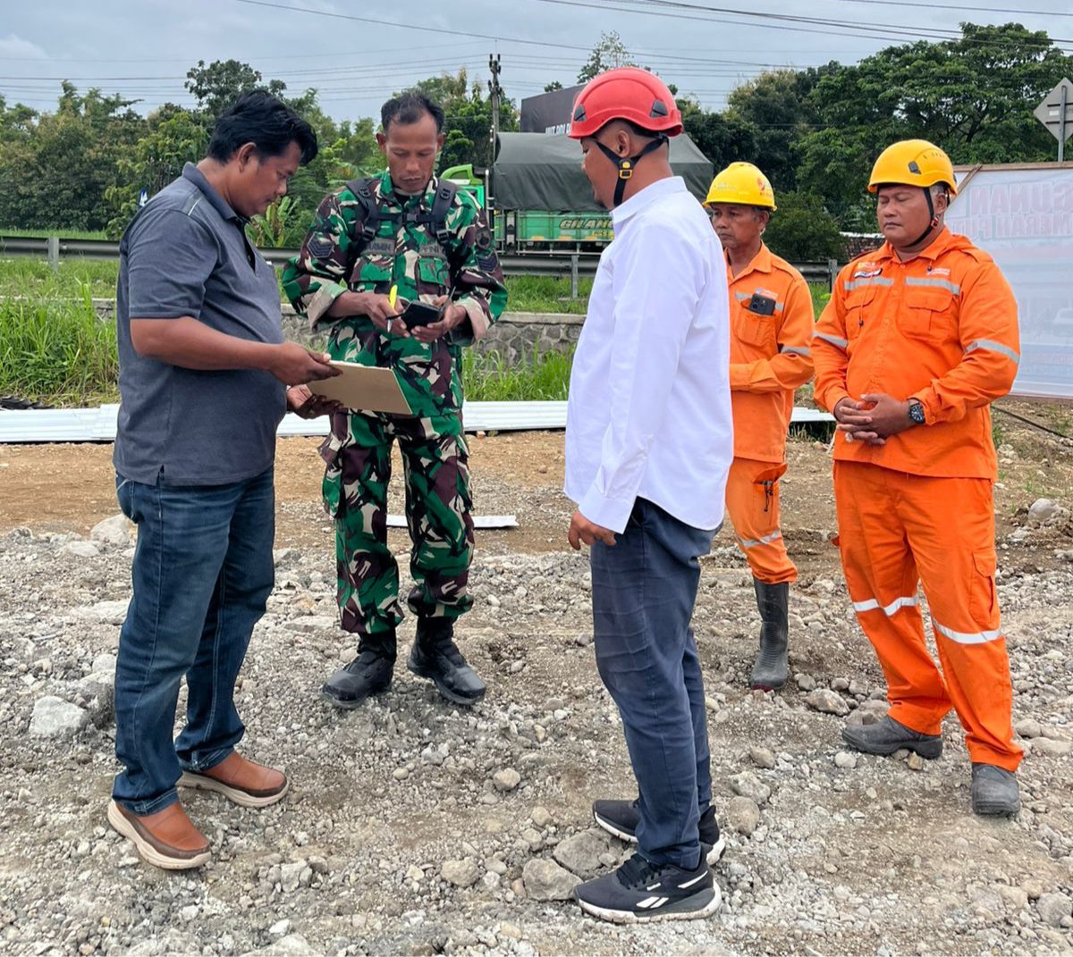 KOORDINASI : PLN UPT Salatiga melakukan koordinasi pengamanan Jarak Bebas Tegangan Jaringan Listrik atau ROW pada lokasi pekerjaan pihak lain.