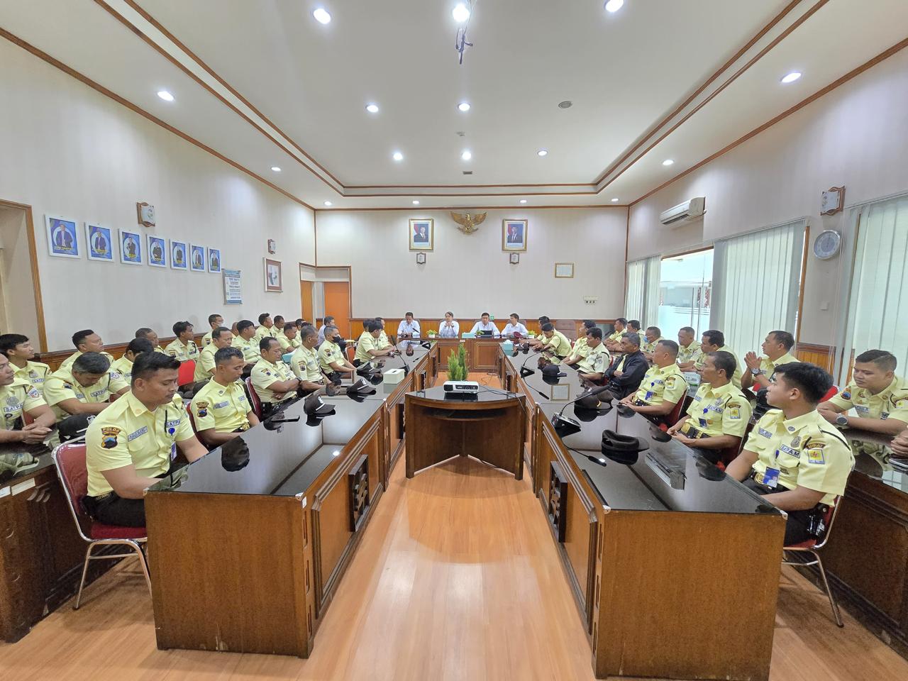 PENGUATAN SDM : PLN Unit Layanan Transmisi dan Gardu Induk (ULTG) Salatiga melaksanakan kegiatan refreshment bagi Satpam. 