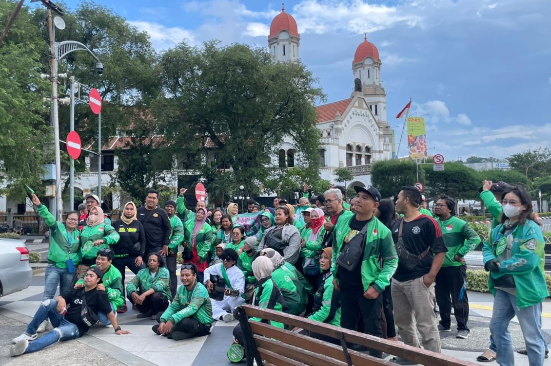 Kebersamaan Mitra Pengemudi Grab dalam kegiatan KOLAK Mitra. Mereka membagikan 850 takjil gratis kepada pengguna jalan di beberapa titik di Semarang.&nbsp;