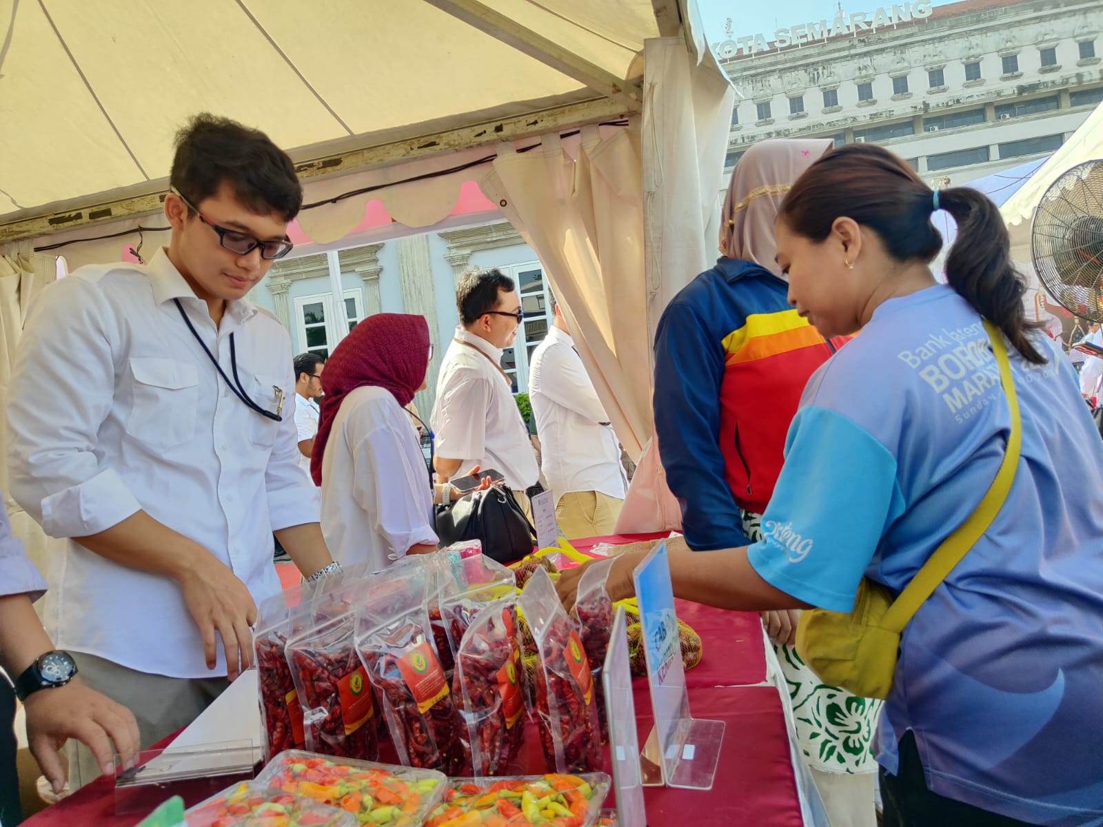 Salah satu warga membeli cabai dengan harga murah di Gerakan Pangan Murah yang dilaksanakan BI Jateng bersama Pemkot Semarang, di Balai Kota Semarang, Rabu (11/3).
