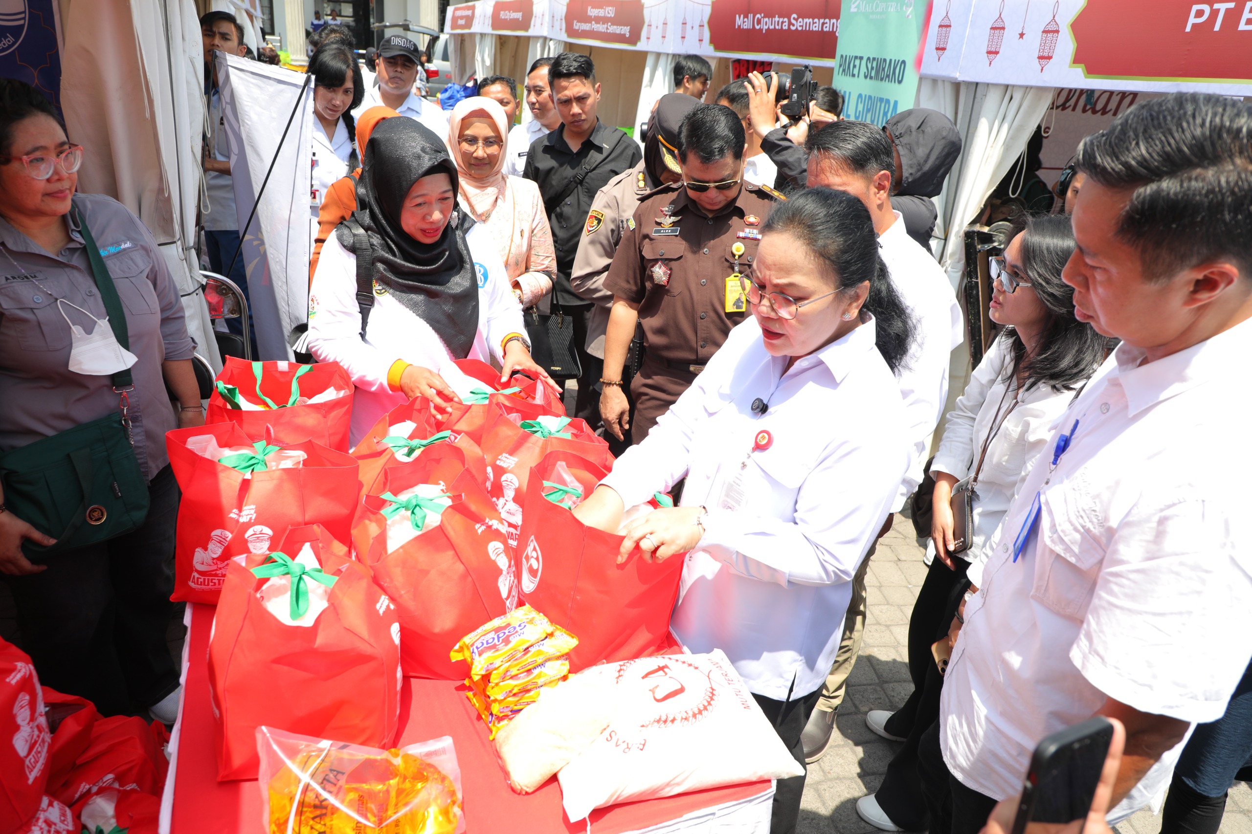 Wali Kota Semarang, Agustina Wilujeng, secara resmi membuka kegiatan Bazar Ramadan 2026 dan Gerakan Pangan Murah (GPM) Serentak di 177 Kelurahan yang dipusatkan di Halaman Balaikota Semarang, Rabu (11