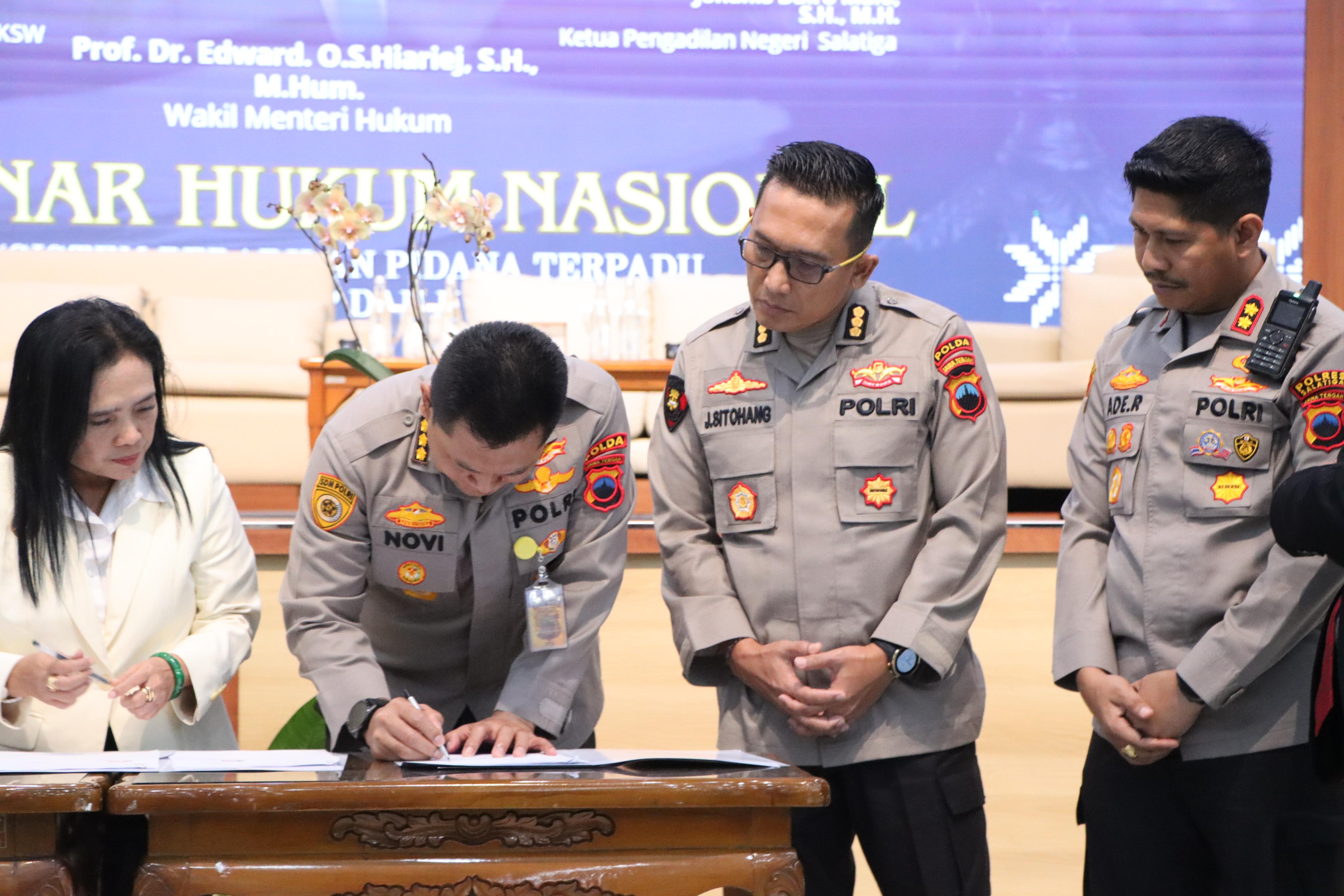 UKSW resmi menjalin kerja sama strategis melalui penandatanganan Perjanjian Kerja Sama (PKS) sekaligus peresmian Ruang Pusat Studi Kepolisian di Graha Nusantara Kampus UKSW, Salatiga, Rabu (11/3/2026)