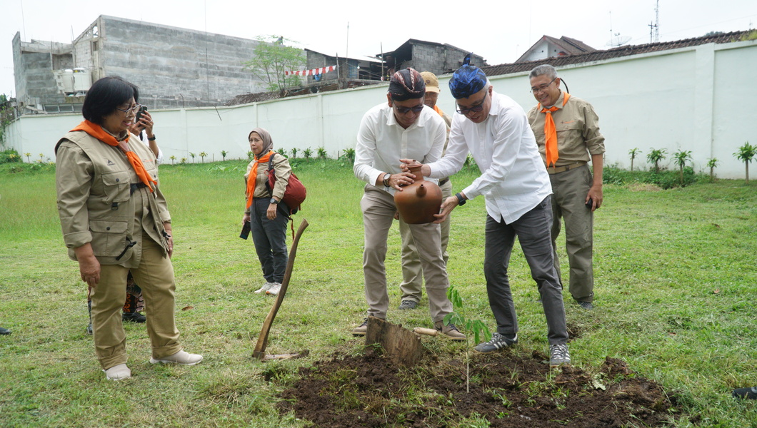 UKSW dan Wanadri Bersatu Hijaukan Kampus dan Negeri, Trembesi Jadi Simbol Aksi Nyata.