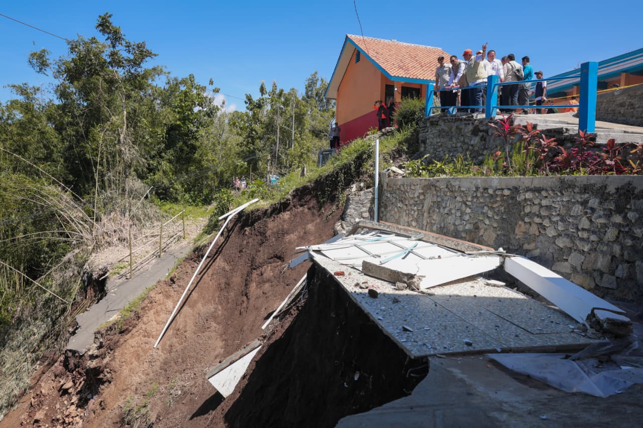  Gubernur Jawa Tengah Ahmad Luthfi meninjau lokasi tanah longsor di Desa Cilibur, Kecamatan Paguyangan, Kabupaten Brebes