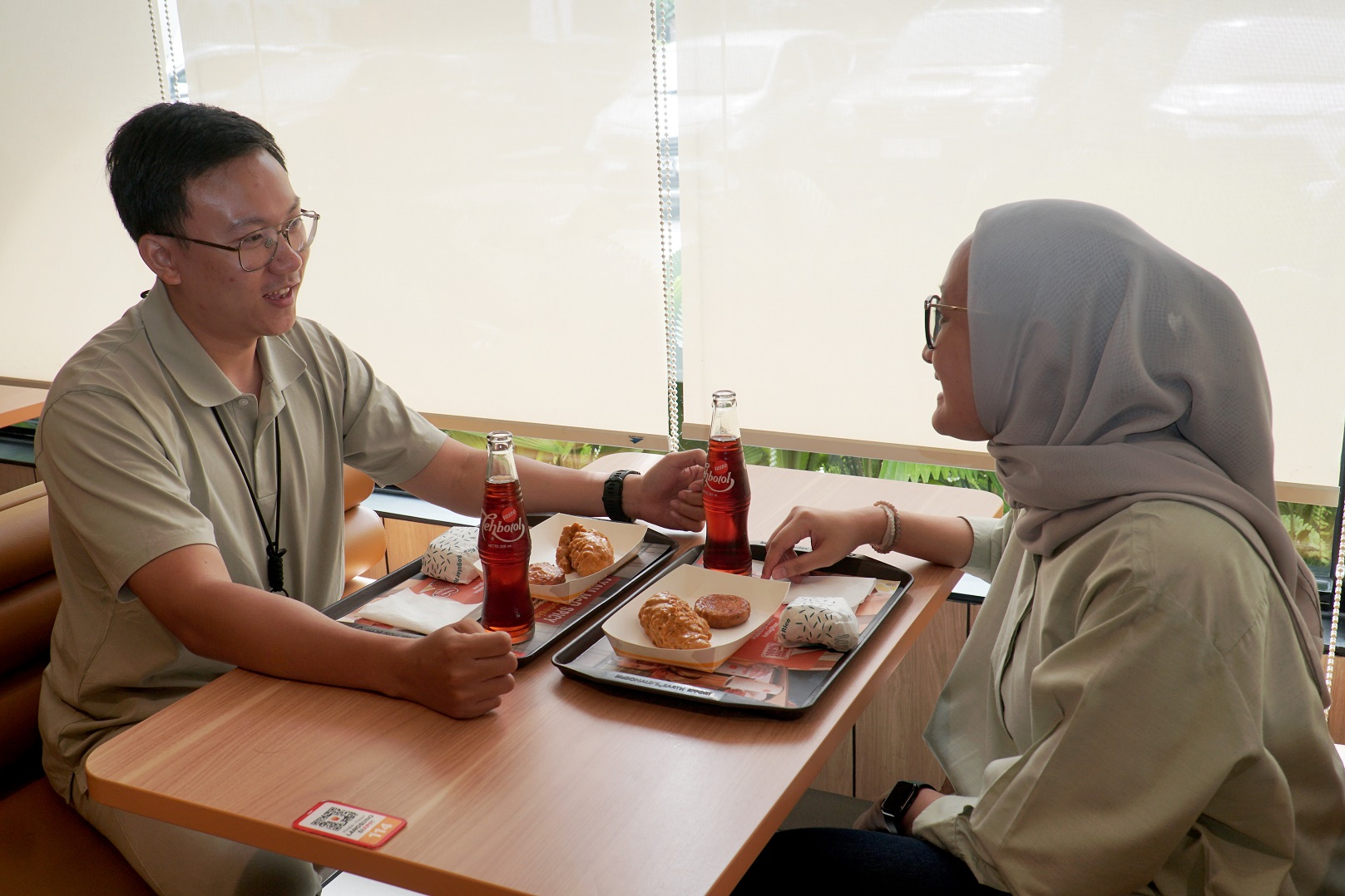 Momen kebersamaan pelanggan saat menikmati menu Ayam McD Gulai dengan inovasi Perkedel di restoran McDonald&rsquo;s Indonesia. Pilihan menu tepat untuk menemani momen berbuka puasa maupun sahur.