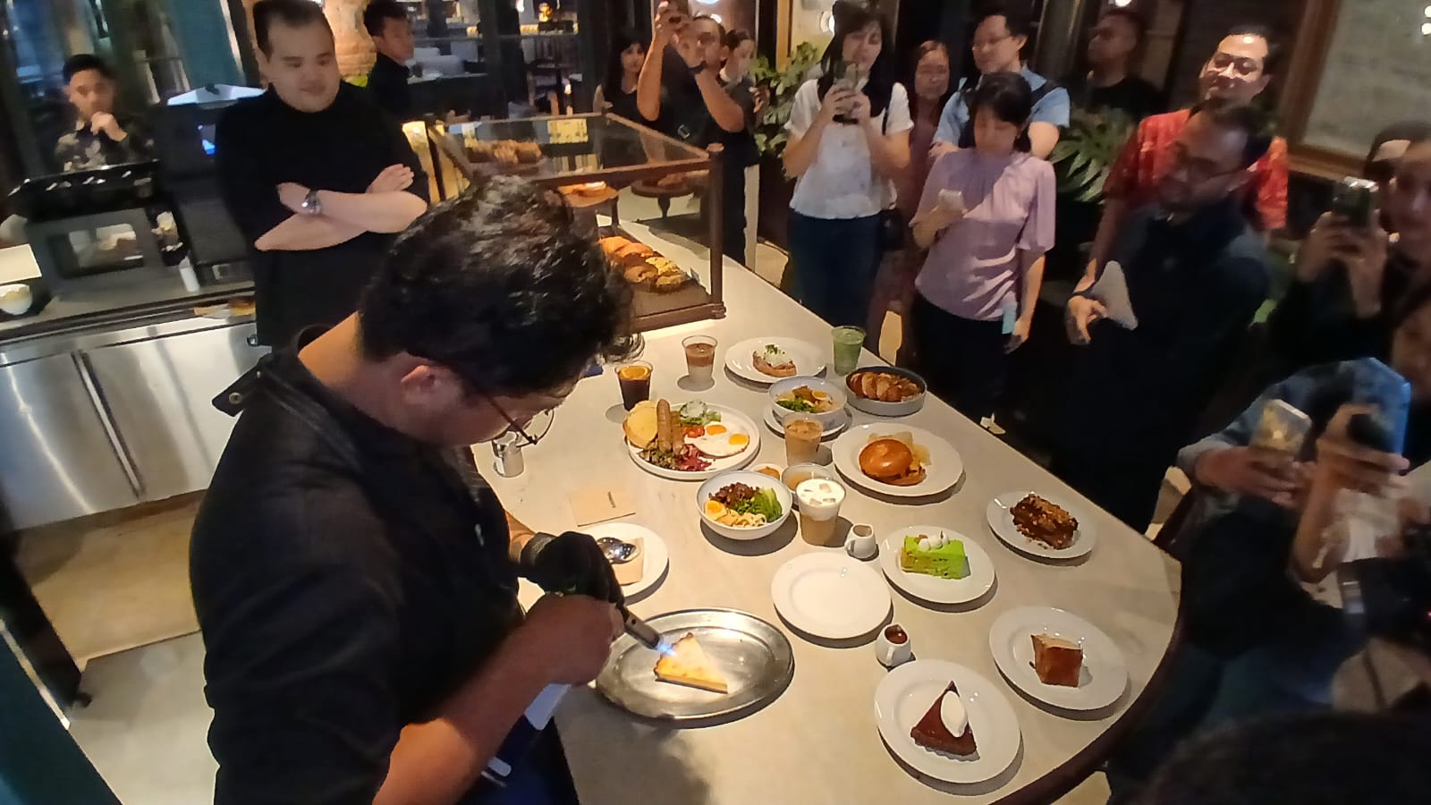 Padukan Arsitektur Kolonial dengan Desain Interior Modern  SEMARANG &ndash; Perusahaan gaya hidup dan hospitality ISMAYA Group membuka gerai pertama Djournal Coffee di Semarang. Gerai bernama Djournal at Sk