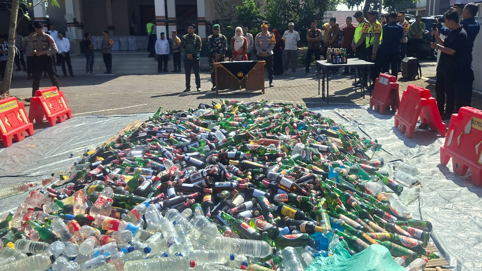 Caption: Polres Demak musnahkan ribuan botol miras.(wahibpribadi)  Polres Demak Musnahkan 3.832 Botol Miras Termasuk Hasil Operasi Pekat Candi 2026  DEMAK-  Polres Demak memusnahkan ribuan botol minum