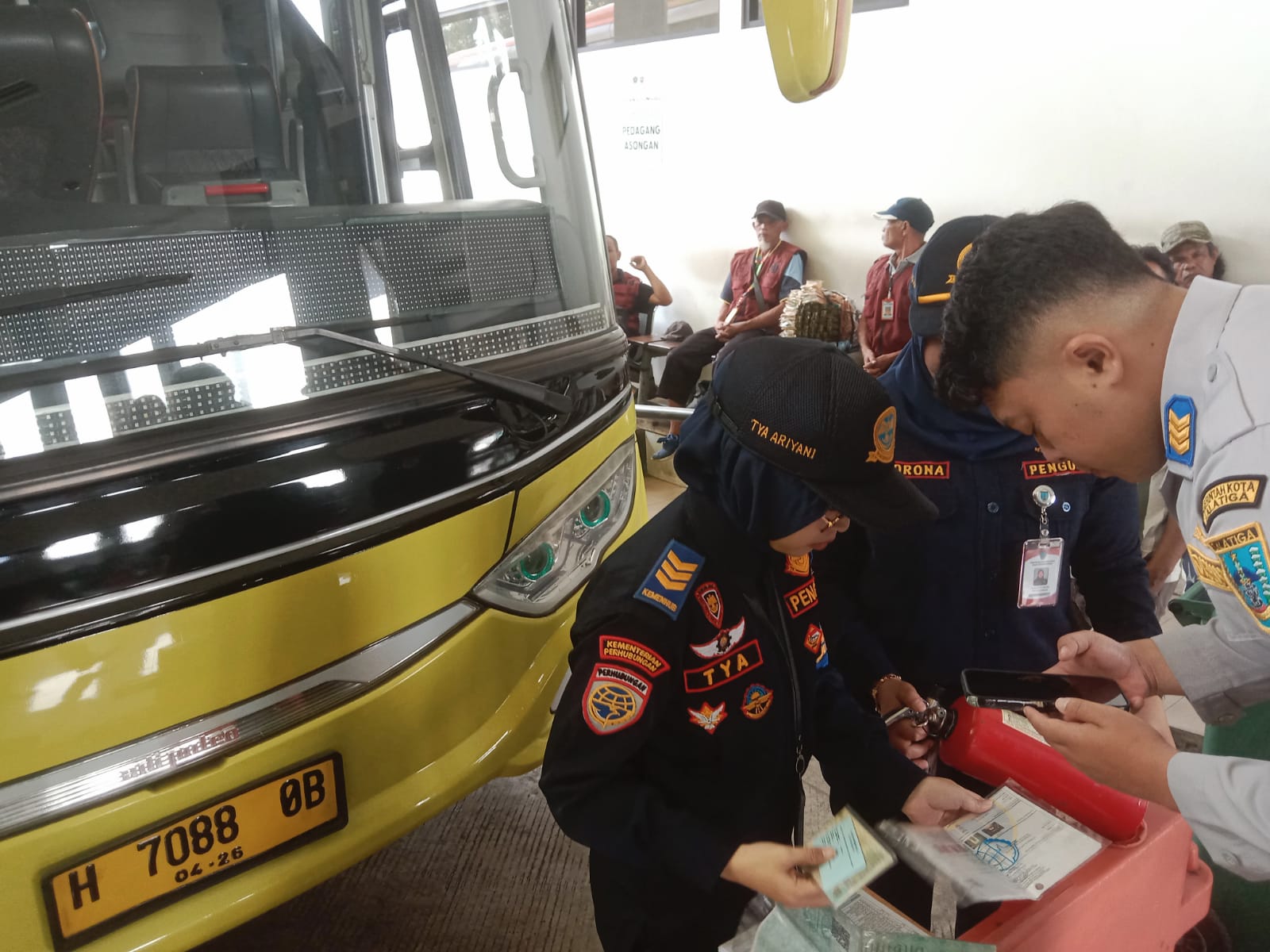 Petugas gabungan melakukan pemeriksaan kelaikan kendaraan (ramp check) terhadap sejumlah bus yang masuk ke Terminal Tipe A Tingkir, Kota Salatiga, Kamis (12/3/2026).