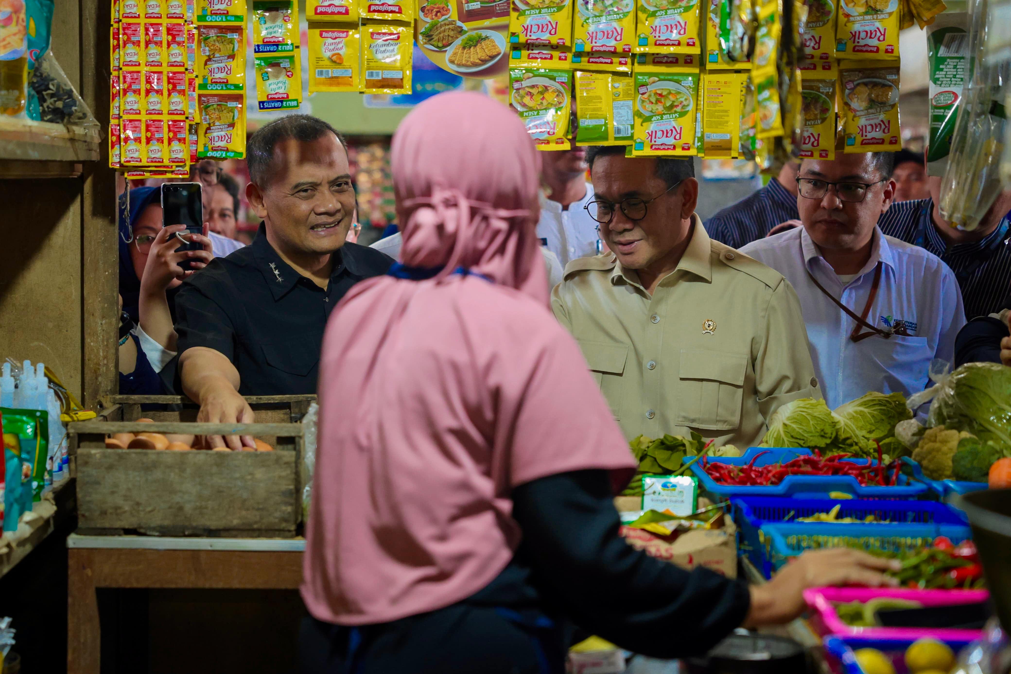 Mendag Budi Santoso dan Gubernur Ahmad Luthfi saat melakukan sidak di Pasar Kudus, Kamis (12/3/2026)