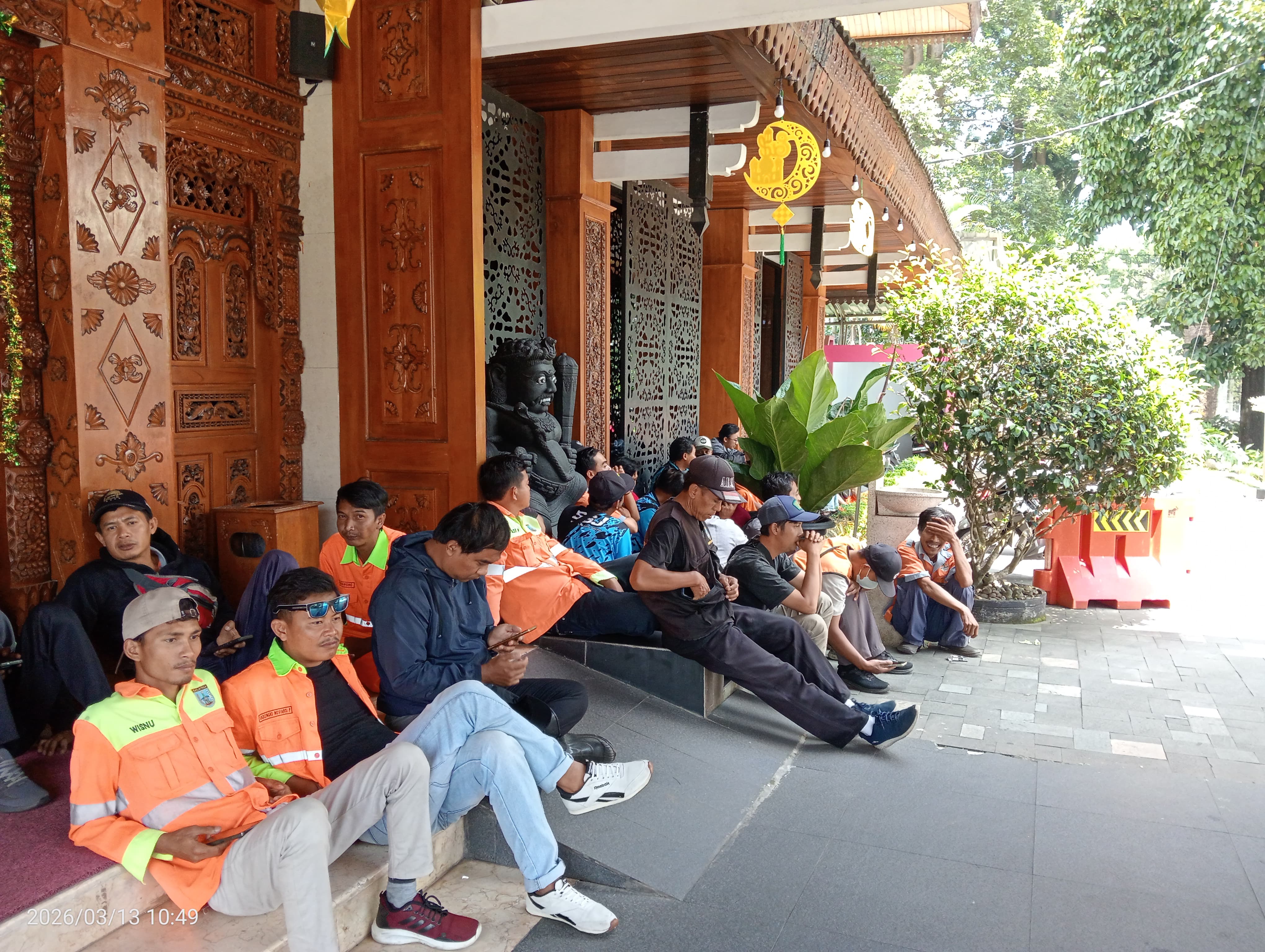Ratusan Pegawai Pemerintah dengan Perjanjian Kerja (PPPK) Paruh Waktu (PW) mendatangi kantor DPRD Kota Salatiga pada Jumat (13/3/2026). 
