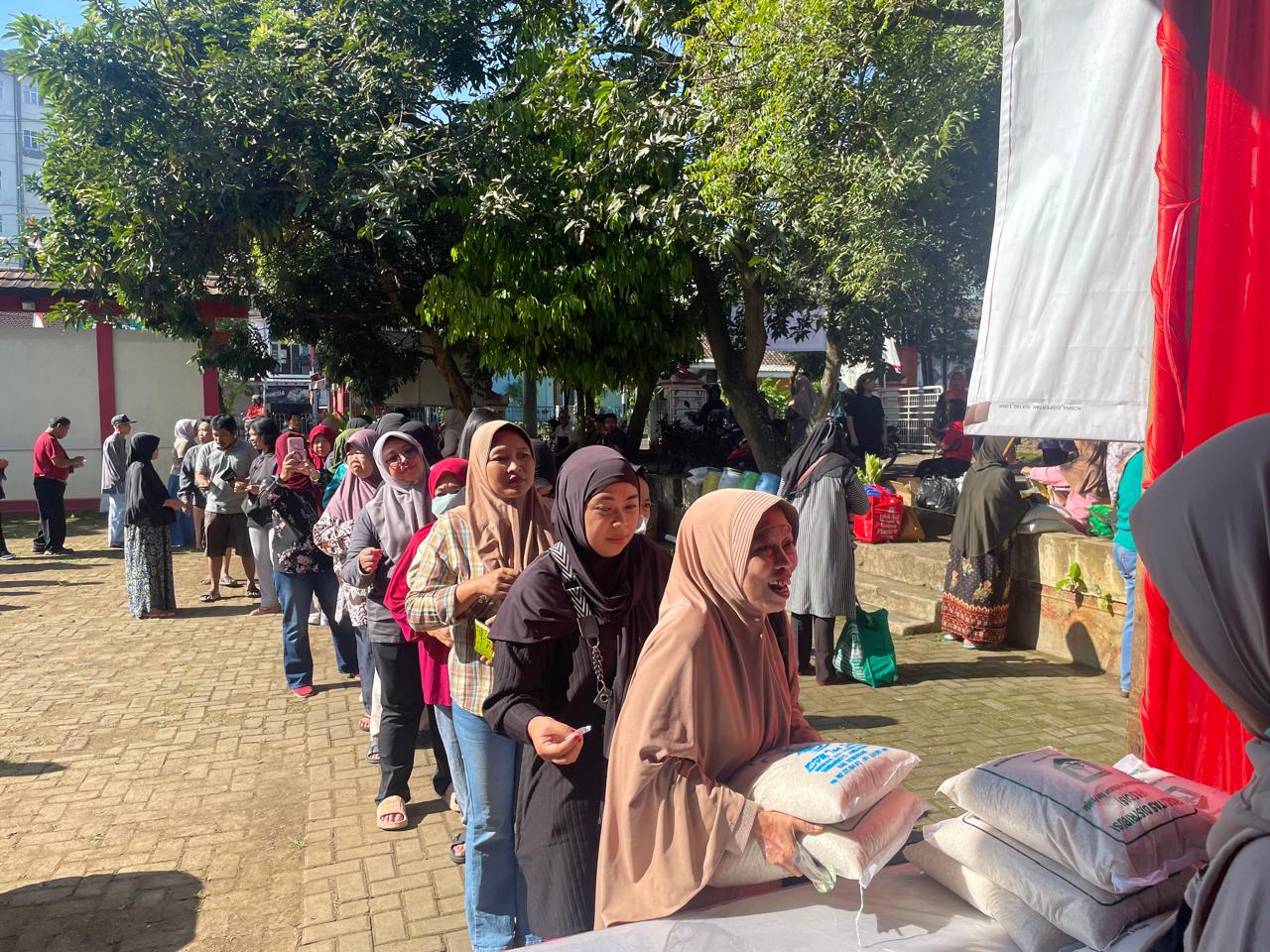 Warga Ungaran dan sekitarnya saat antri membeli bahan pokok di halaman Kantor Dispertanikap di Sidomulyo, Ungaran Timur, Jumat (13/3) pagi. Maria Novena/Jawa Pos Radar Semarang