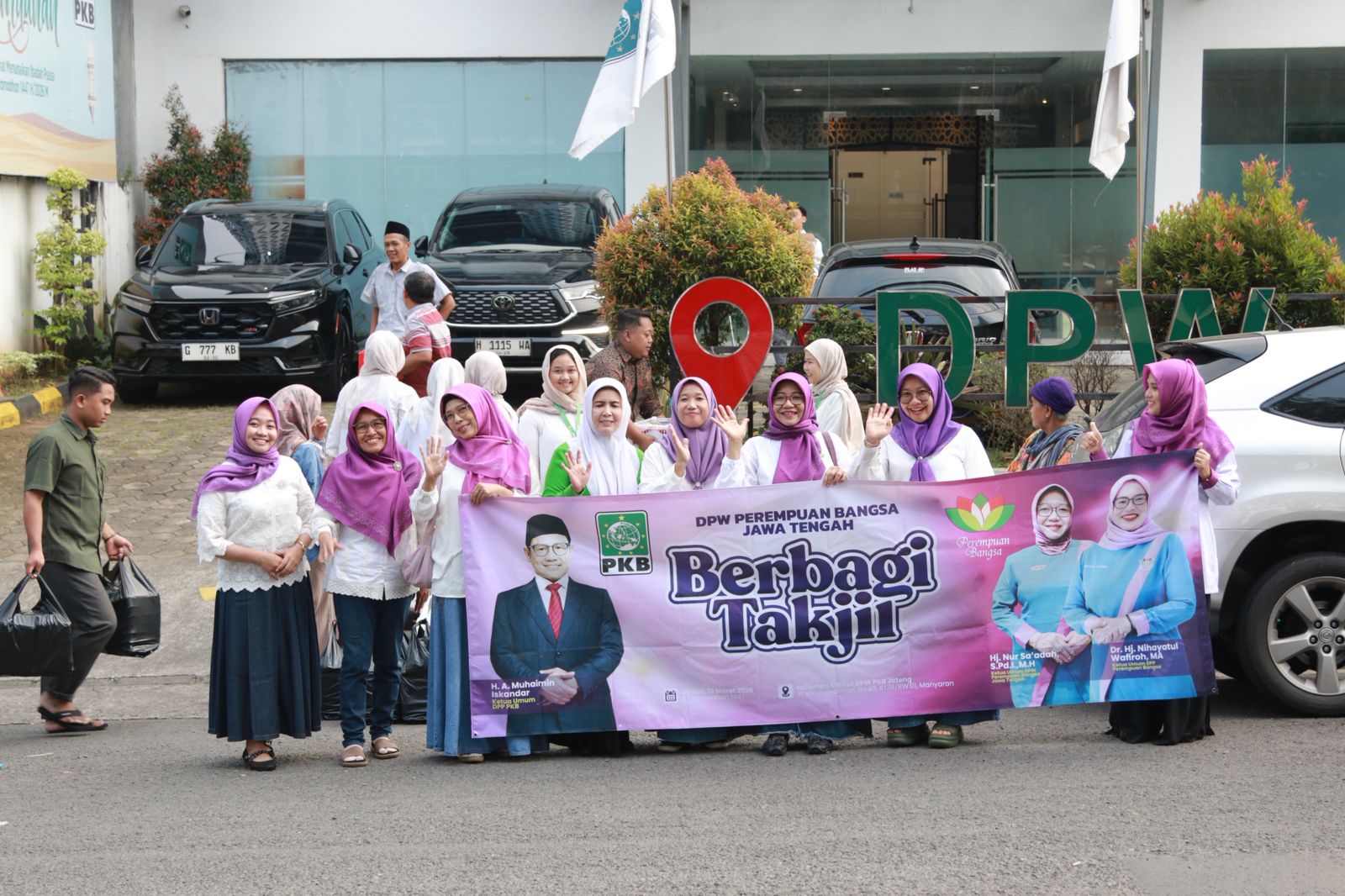 Perempuan Bangsa Jateng Bagikan Ribuan Paket Takjil
