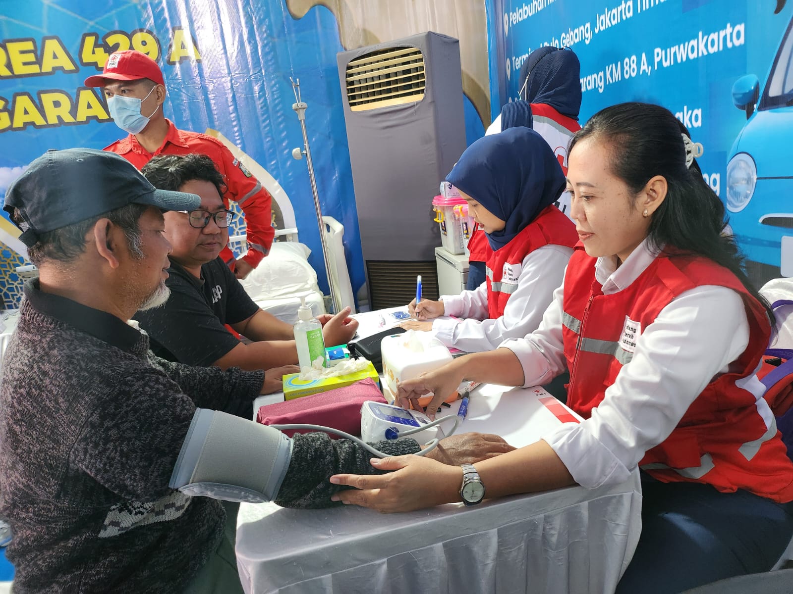 Warga saat gunakan layanan kesehatan gratis Posko Mudik BPJS Kesehatan di Rest Area Tol Ungaran KM 429 A Kabupaten Semarang. Maria Novena/Jawa Pos Radar Semarang 