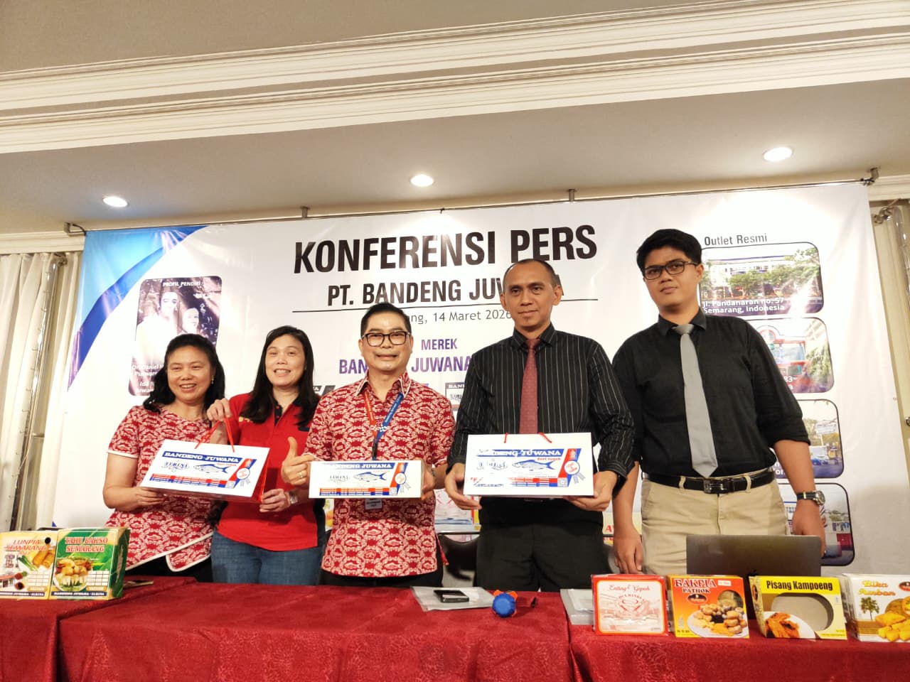 Konferensi pers jajaran pimpinan dan kuasa hukum Bandeng Juwana Elrina di Jalan Pandanaran No 83 Semarang, Sabtu (14/3/2026).   
