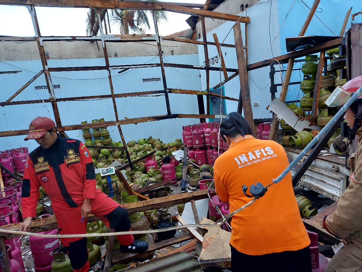ISTIMEWA  Petugas melakukan penyelidikan kebakaran di gudang penyimpanan tabung gas LPG di Jalan Raya Temanggung&ndash;Bulu, Sabtu (14/3) dini hari.
