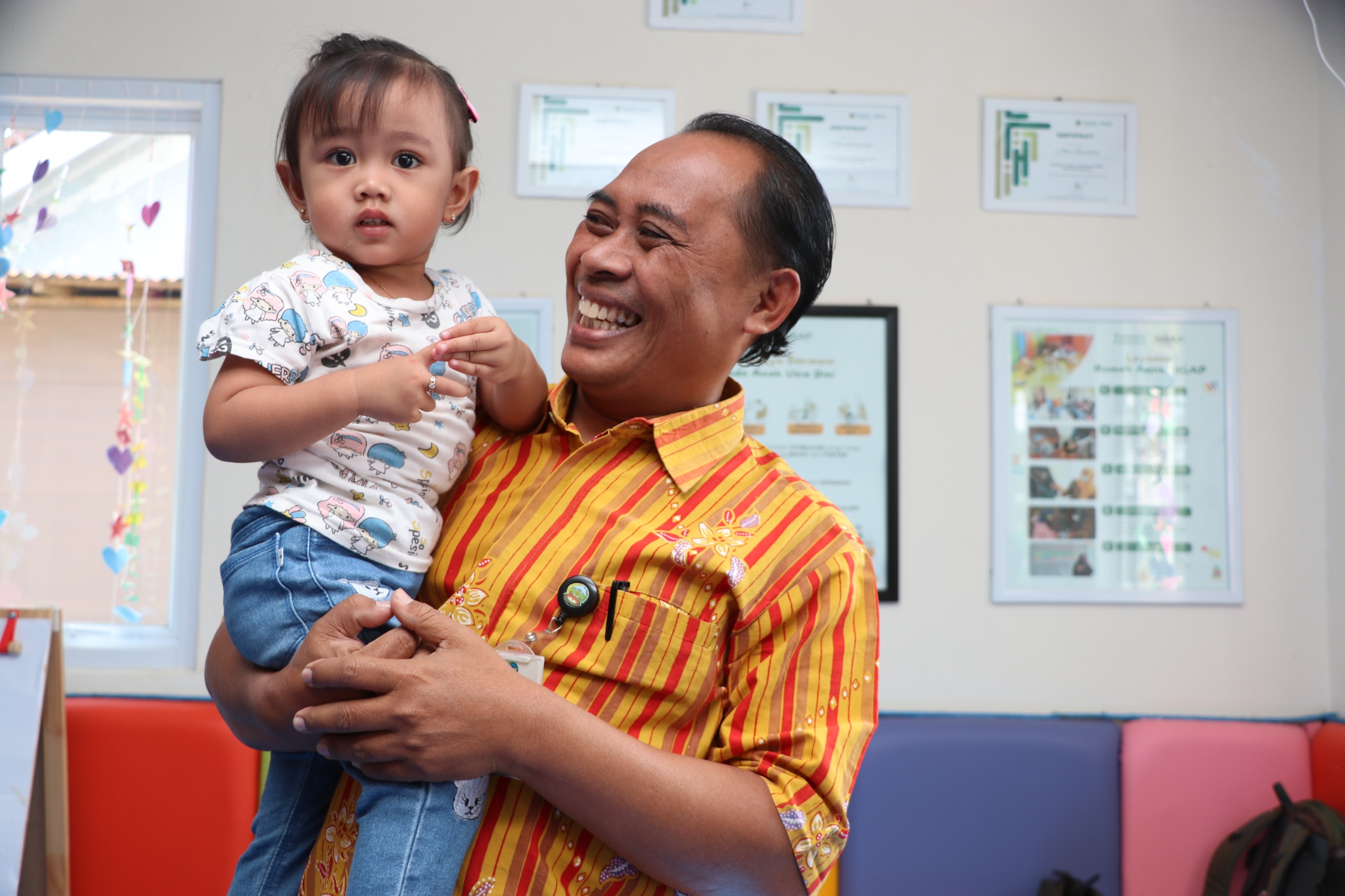 Kepala Desa Sokawera, Mukhayat bersama dengan salah satu anak di Rumah Anak SIGAP Desa Sokawera.