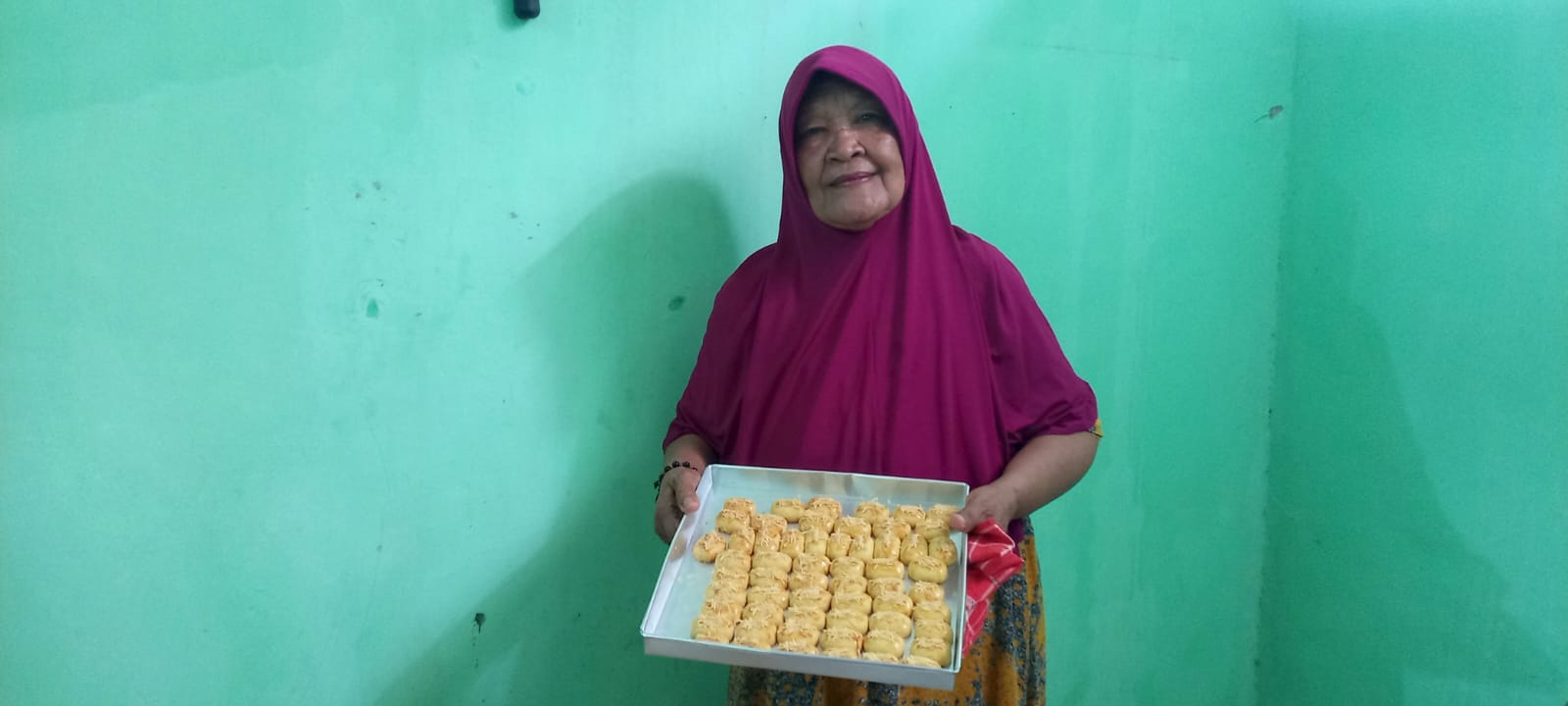 Wahyu menunjukkan pesanan kue kering di rumahnya, di Jalan Purwogondo II/259 D, Kelurahan Dadapsari, Kecamatan Semarang Utara. 