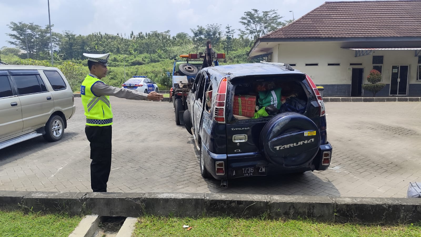 Kondisi mobil pemudik ringsek setelah alami kecelakaan di Tol Semarang&ndash;Solo KM 440 Bawen. Maria Novena/Jawa Pos Radar Semarang