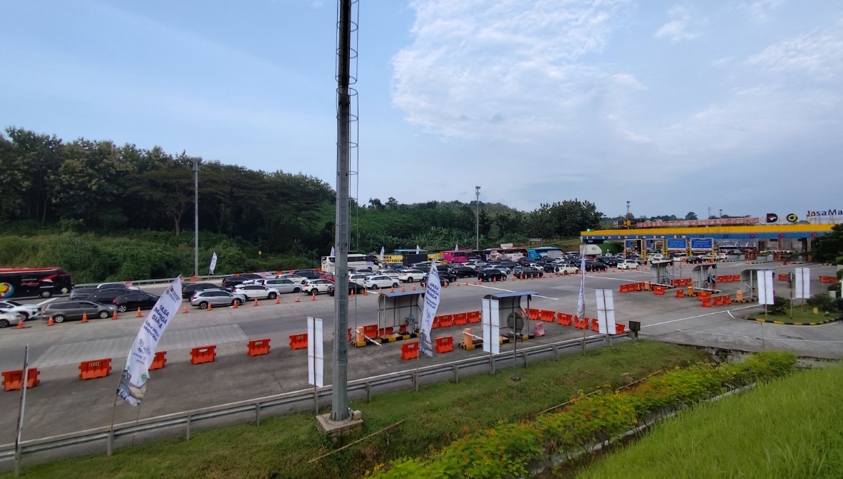 Kondisi arus kendaraan dari barat ke timur masuk ke gerbang tol Kalikangkung Semarang Minggu (15/3/2025)