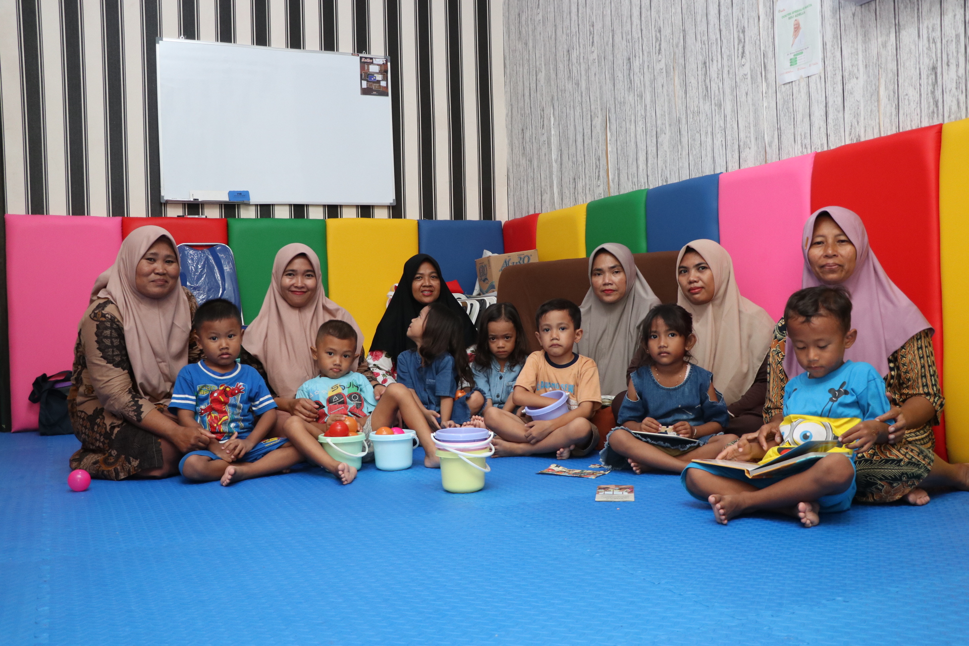 Fasilitator Program SPRING di PKD Sumingkir bersama dengan orang tua dan anak usai pelatihan stimulasi dini.