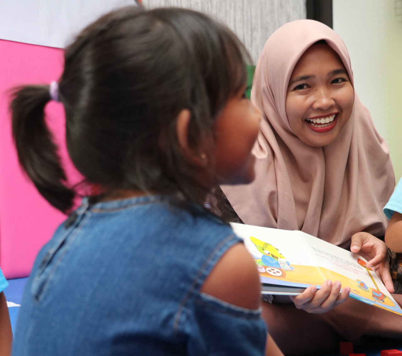 Fasilitator Program SPRING Indah Mulyati sedang memberikan pembelajaran stimulasi dini pada anak.