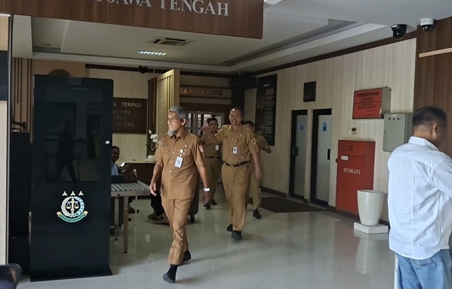 Sekretaris Daerah (Sekda) Jateng, Sumarno usai keluar dari ruang bidang tindak pidana khusus Kejati Jateng, Senin (16/3/2026). 