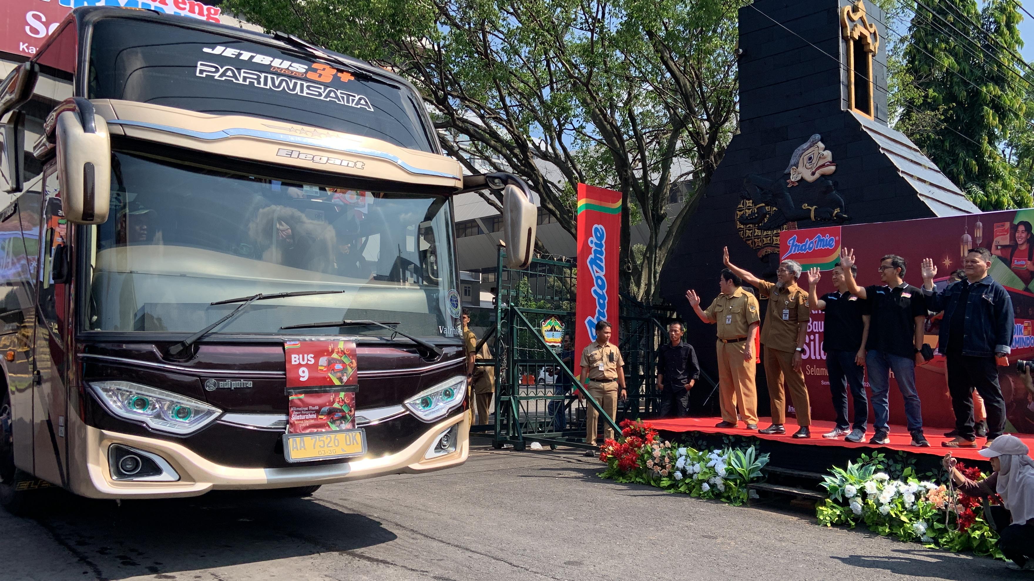 Sekda Jateng Sumarno beserta Sales Manager Area Semarang PT Indofood CBP Sukses Makmur Tbk dan jajaran pimpinan Indofood lain melepas 576 pemudik di Halaman Kantor Gubernur Jateng, Senin (16/3).