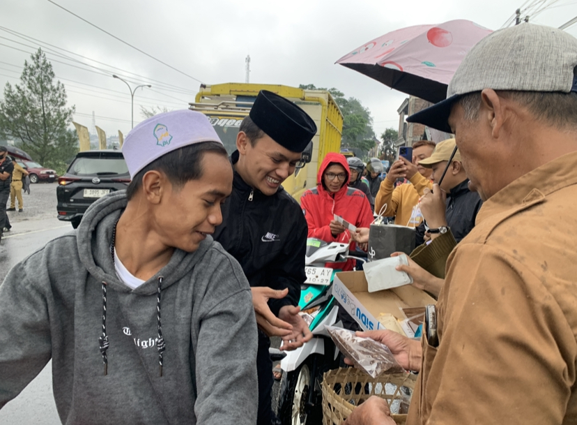 DEVI KHOFIFATUR RIZQI/ JAWA POS RADAR MAGELANG  Kegiatan sedekah kopi dan lembutan kepada para pemudik dan pengguna jalan di jalan raya Temanggung-Wonosobo, Senin (16/3) petang.