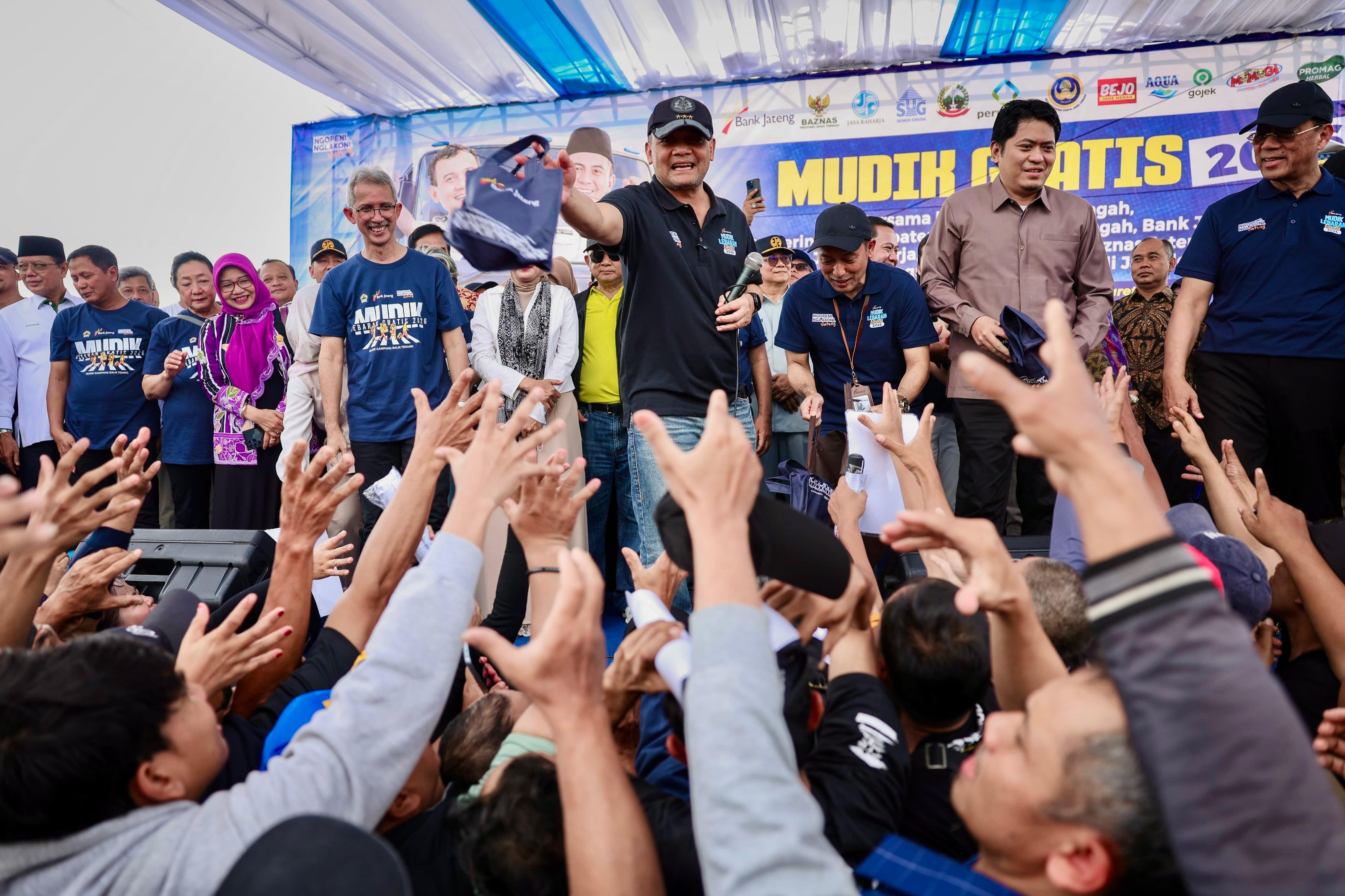 Gubernur Jawa Tengah, Ahmad Luthfi, secara langsung melepas 325 armada bus program Mudik Gratis Pemprov Jateng di Museum Purna Bhakti Pertiwi, Taman Mini Indonesia Indah (TMII), Jakarta Timur