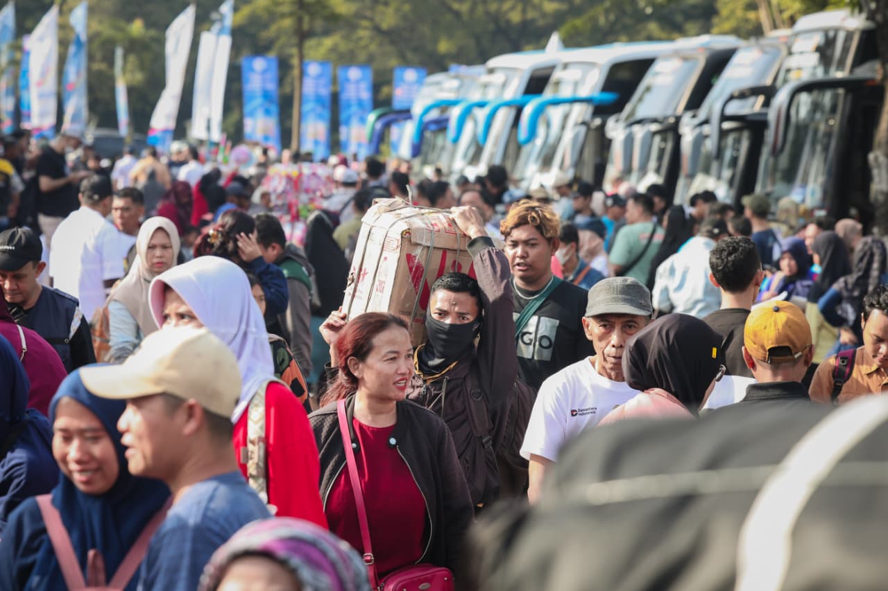 tradisi mudik lebaran bukan hanya ajang untuk bersilaturahmi dengan sanak keluarga, tapi juga momentum untuk meningkatkan perekonomian daerah.