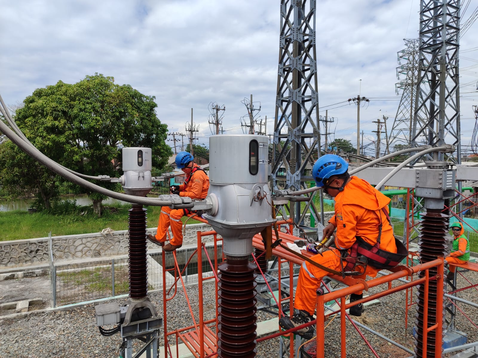 GANTI ISOLATOR : Tim jaringan ULTG Kudus melakukan penggantian isolator konduktor SUTT untuk memastikan keandalan sistem kelistrikan pada masa Siaga Ramadan dan Idulfitri 1447 Hijriah tahun 2026.
