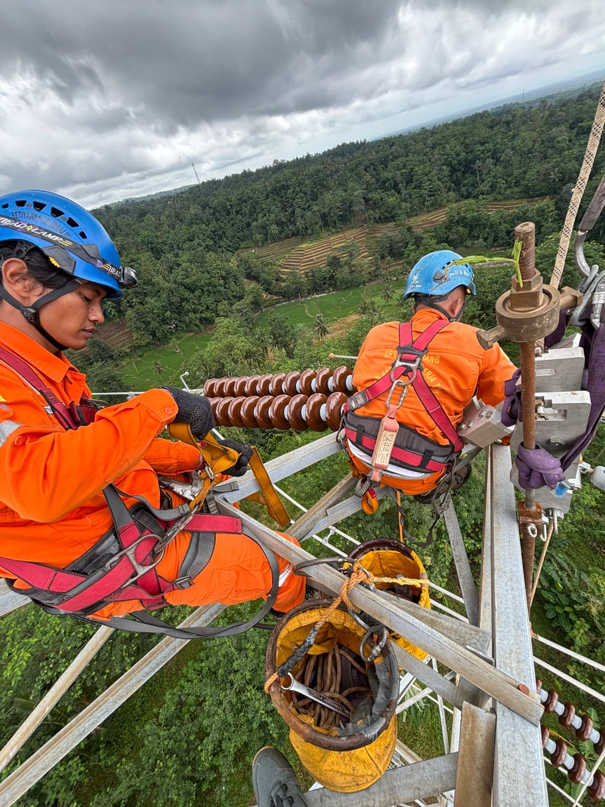 PERBAIKI HOTSPOT : PLN ULTG Kudus melakukan perbaikan hotspot untuk memastikan keandalan sistem kelistrikan pada masa Siaga Ramadan dan Idulfitri 1447 Hijriah tahun 2026.