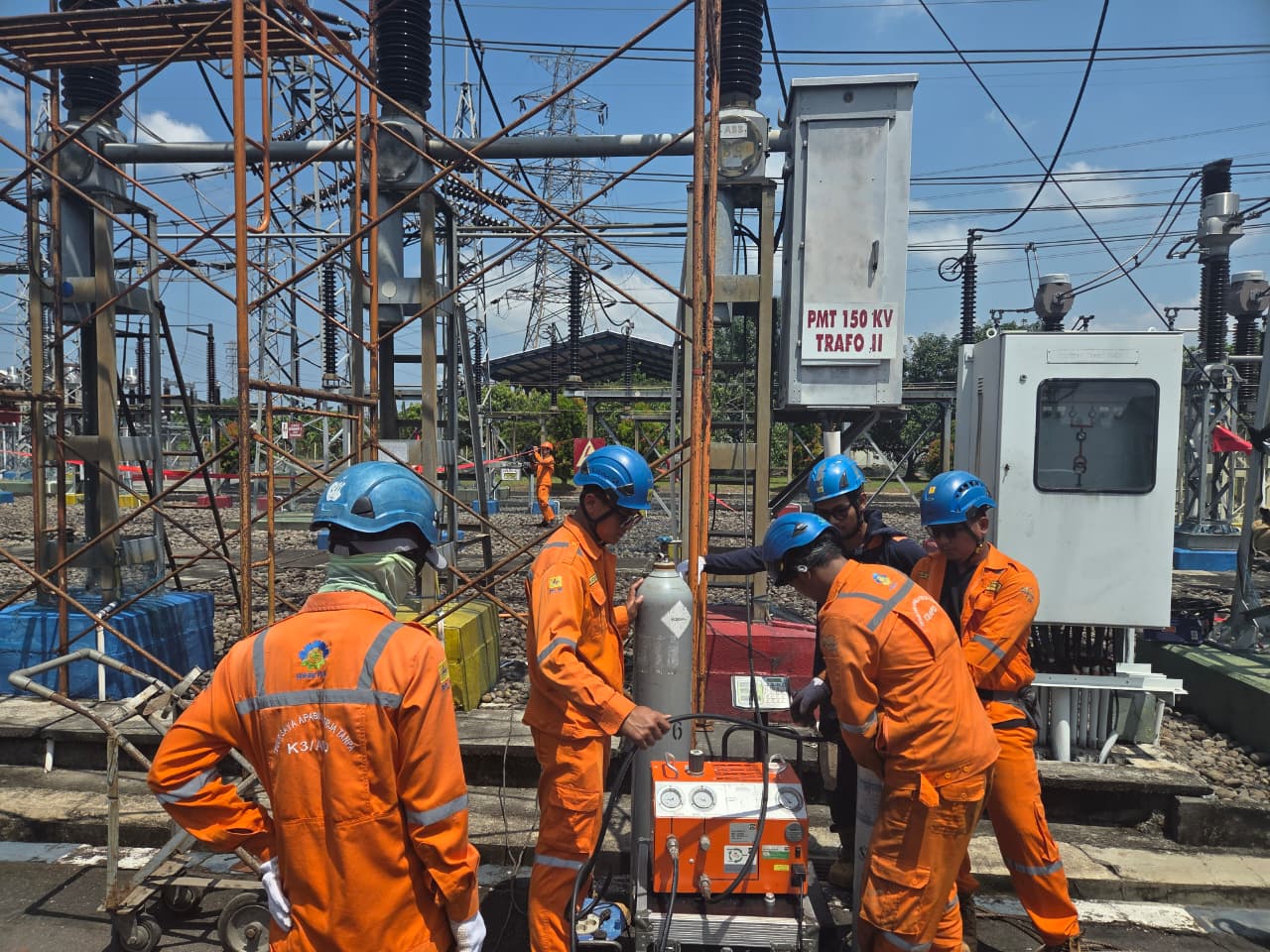 PERBAIKAN GANGGUAN : Para petugas PLN memperbaiki Trafo 2 Gardu Induk (GI) Jajar, Solo, pada Senin malam 16 Maret 2026. 