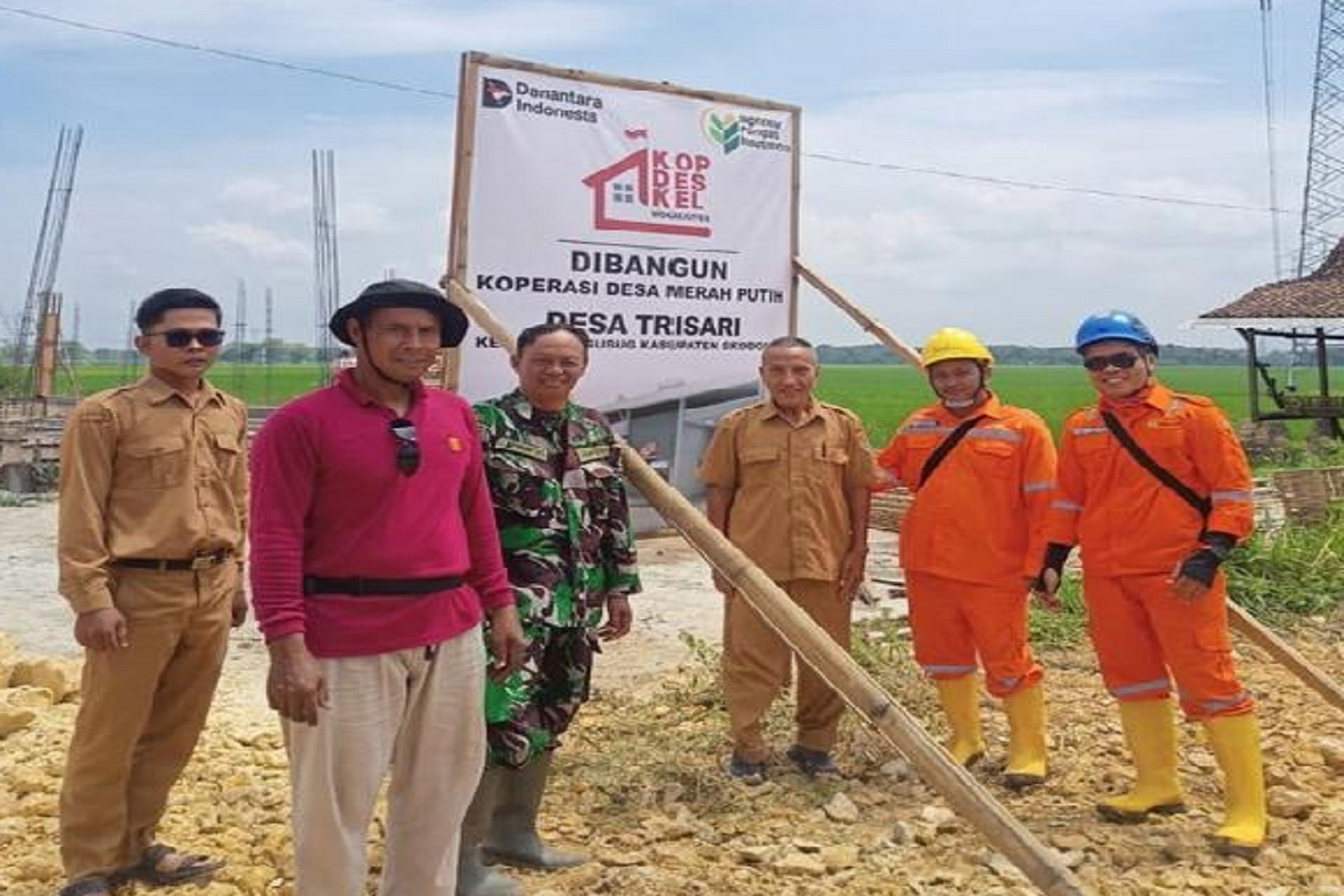 BANGUN KOPERASI : Petugas PLN UPT Semarang memberikan sosialisasi kepada warga terkait rencana pembangunan Koperasi Merah Putih yang berada di bawah jalur jaringan transmisi listrik PLN.