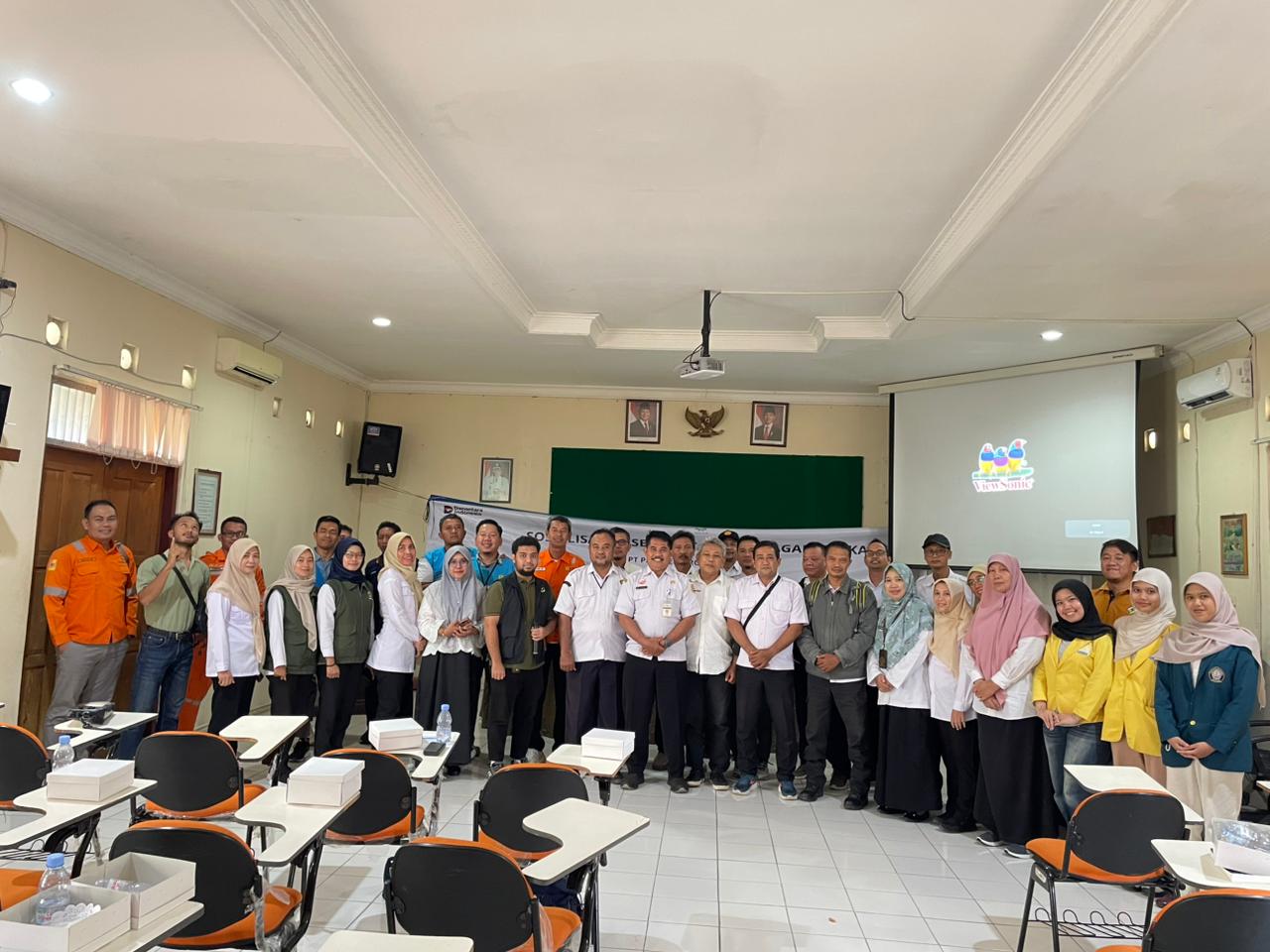 SOSIALISASI KELISTRIKAN : PLN UPT Semarang memberikan sosialisasi ketenagalistrikan di Dinas Pertanian Kabupaten Grobogan.