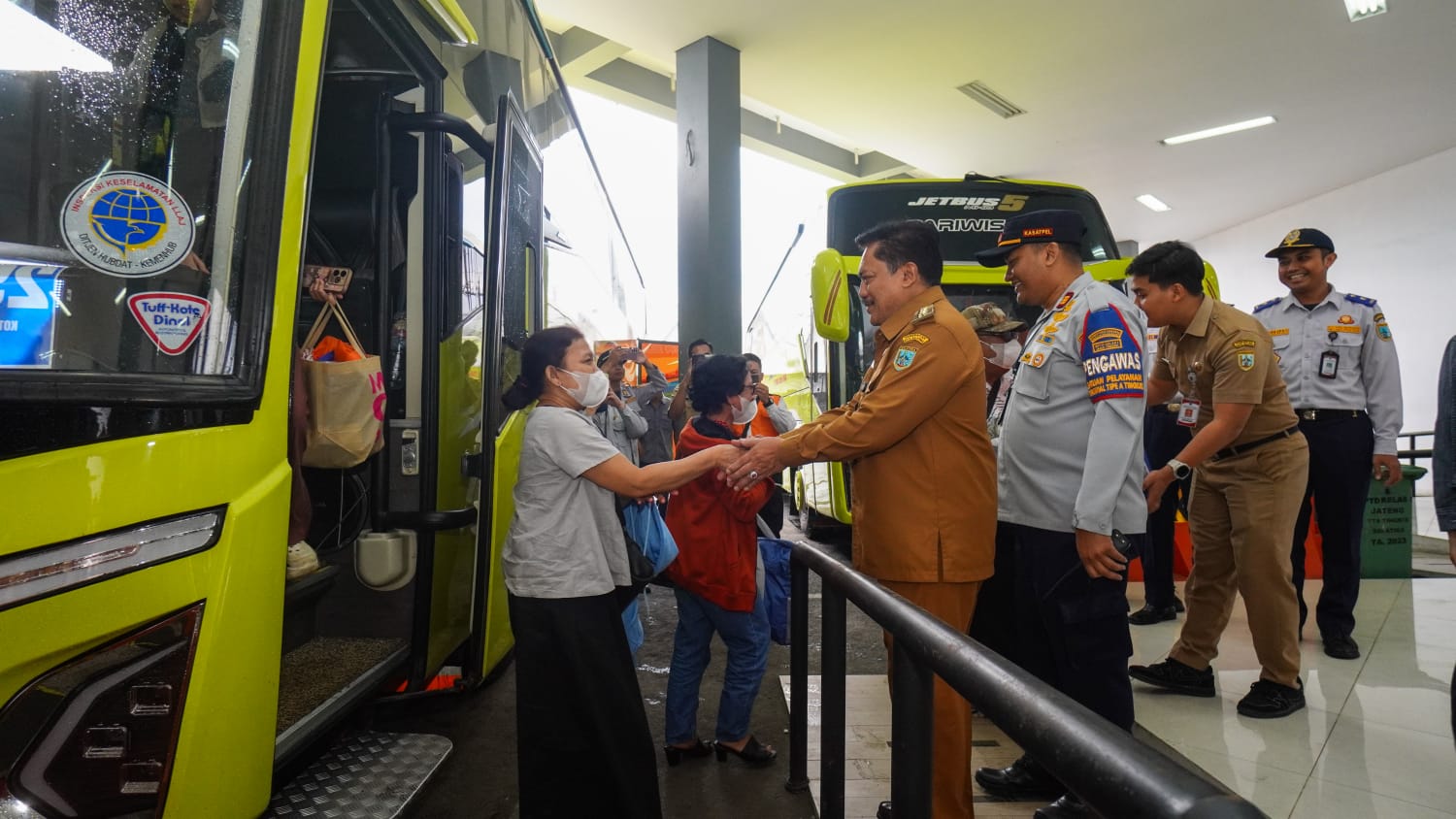 Suasana di Terminal Tingkir, Kota Salatiga, masih menyisakan ketenangan ketika deretan bus mudik gratis tiba, Senin (16/3/2026) malam.