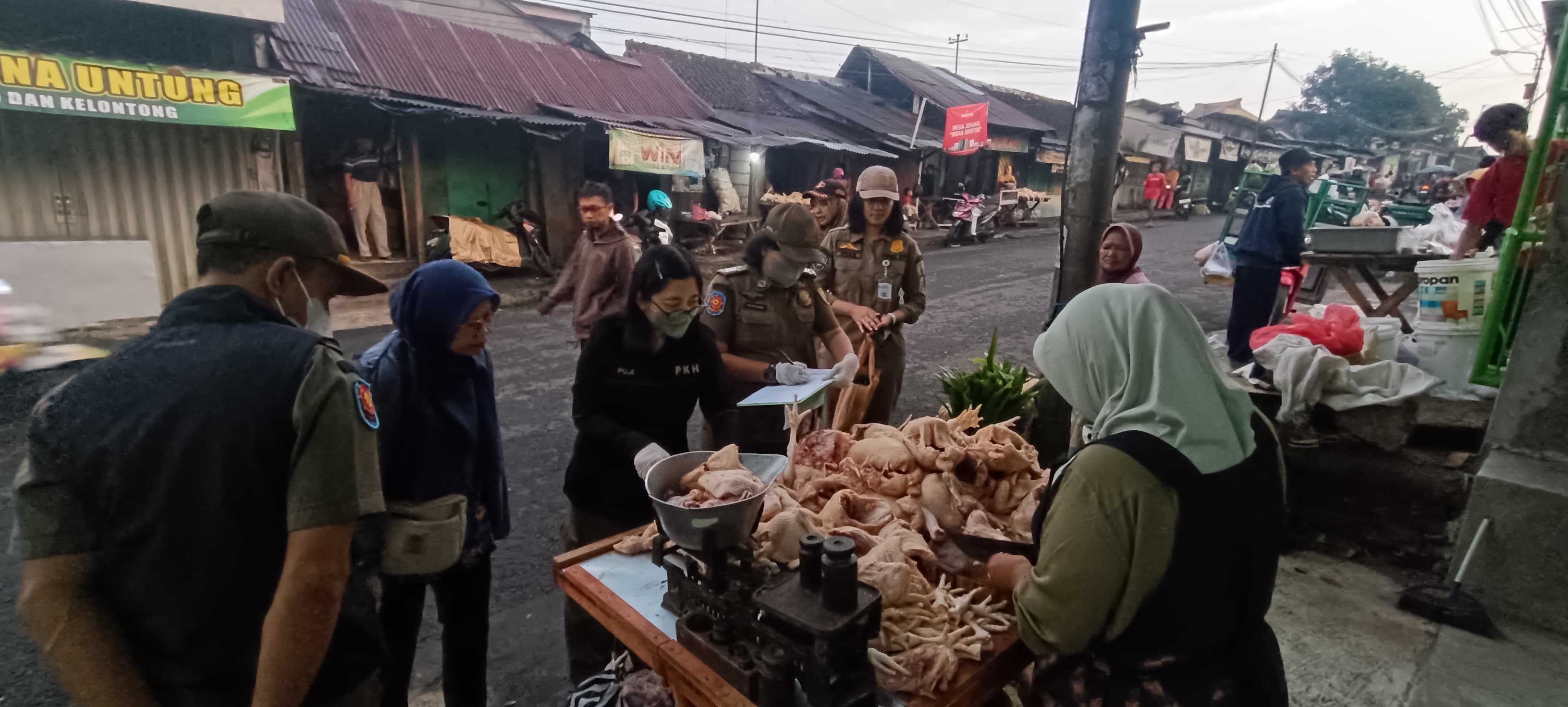 Salatiga menemukan indikasi penurunan kualitas daging sapi di pasar tradisional. Dalam inspeksi lapangan, Selasa (17/3/2026), petugas mendapati sejumlah daging dengan kadar air melebihi batas normal.
