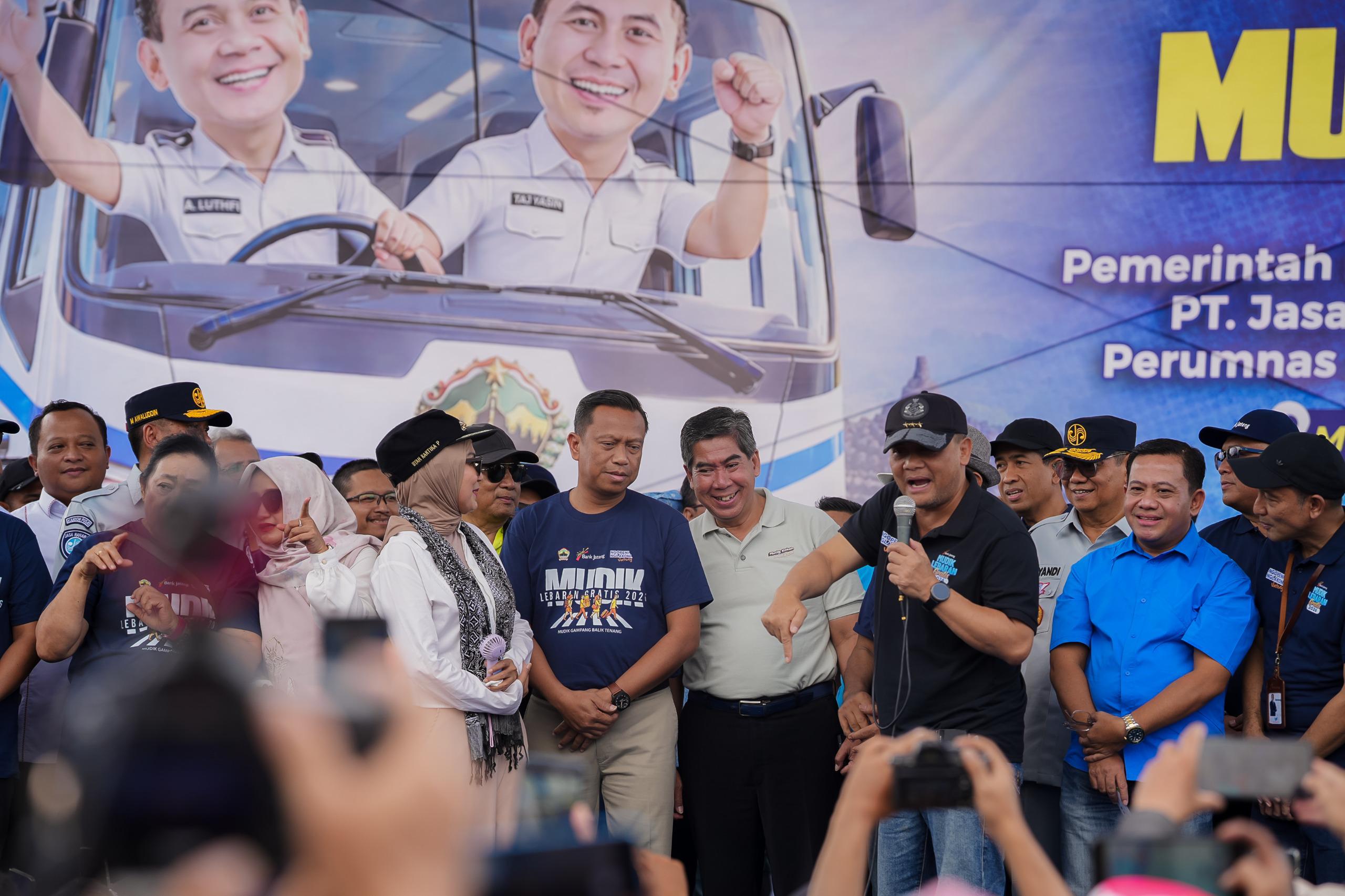*Foto 1 &amp; 2* : Direktur Utama PT Semen Gresik, Gatot Mardiana, mendampingi Gubernur Jawa Tengah, Ahmad Luthfi, memberangkatkan ratusan pemudik dalam program Mudik Gratis tahun 2026.