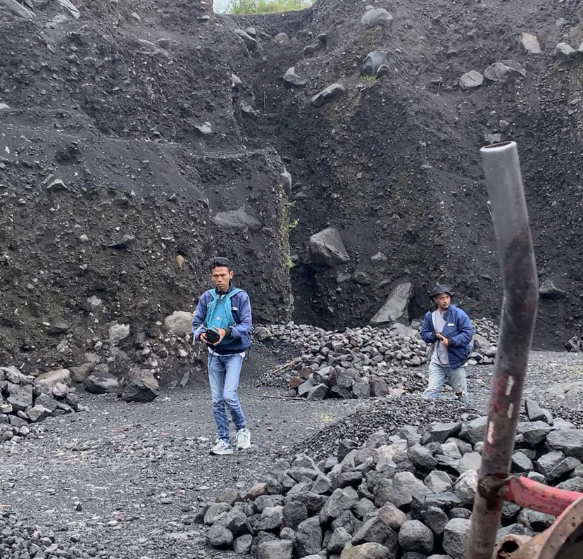 Kegiatan penutupan galian C di Desa Kwadungan Jurang, Kledung, yang kini disinyalir ada aktivitas penggalian kembali.