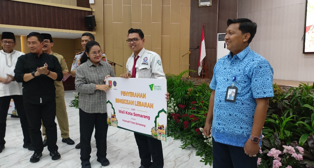 BERI BINGKISAN : Wali Kota Semarang, Agustina Wilujeng memberikan bingkisan kepada pelaku transportasi di Semarang 