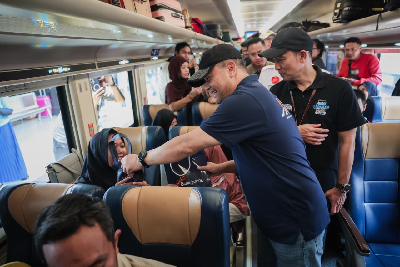 Gubernur Jawa Tengah, Ahmad Luthfi melepas ratusan peserta Mudik Gratis 2026 dengan moda transportasi kereta api (KA) dari Stasiun Pasar Senen, Jakarta, Selasa (17/3/2026)