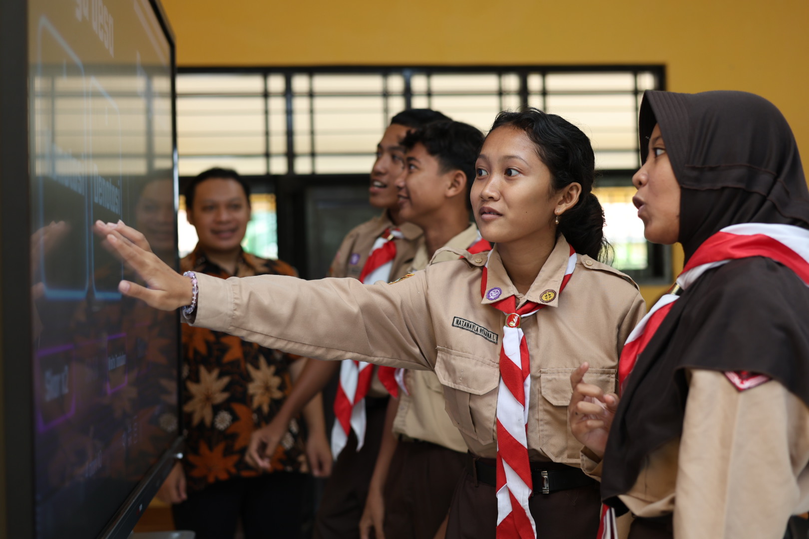 Fasda Program PINTAR Tanoto Foundation Lufianto Dani Permana sedang mengajarkan makna konotasi dan denotasi melalui PID pada siswa.
