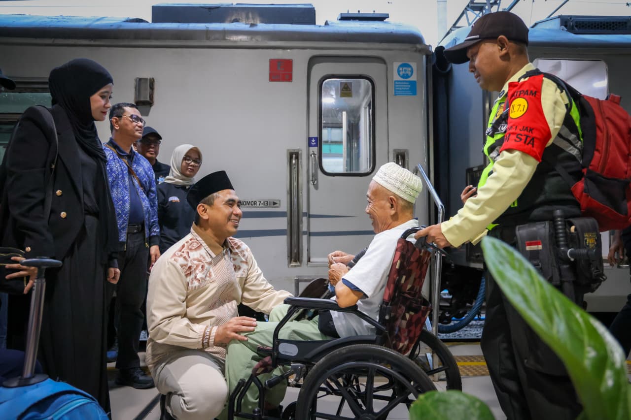 Pemberangkatan delapan gerbong kereta dari stasiun Pasar Senen dilepas langsung oleh Taj Yasin Maimoen
