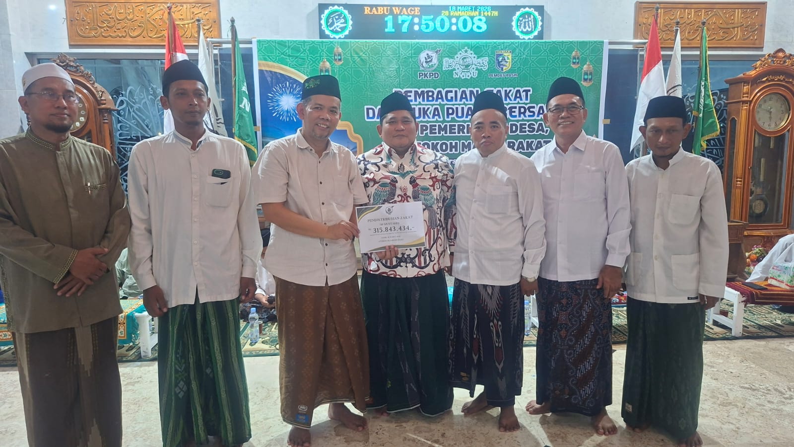  Ketua DPRD Demak H Zayinul Fata bersama Ketua PKPD H Fathur Rahman Al Fath membagikan zakat di Masjid Biaturrahman Desa Pasir Mijen. (Wahibpribadi)