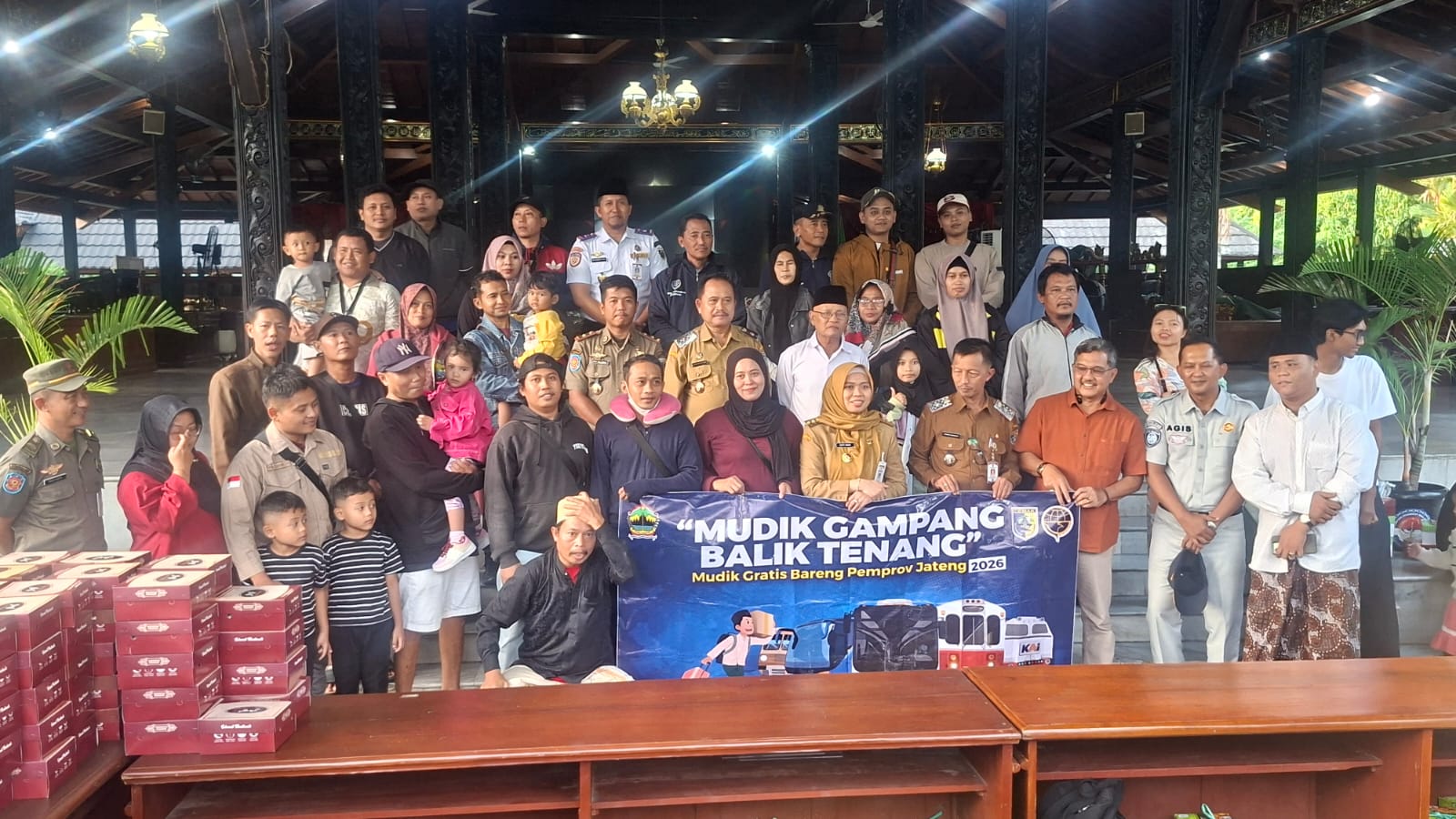  Pemudik disambut Bupati Demak dr Eistianah di Pendopo.(Wahibpribadi)