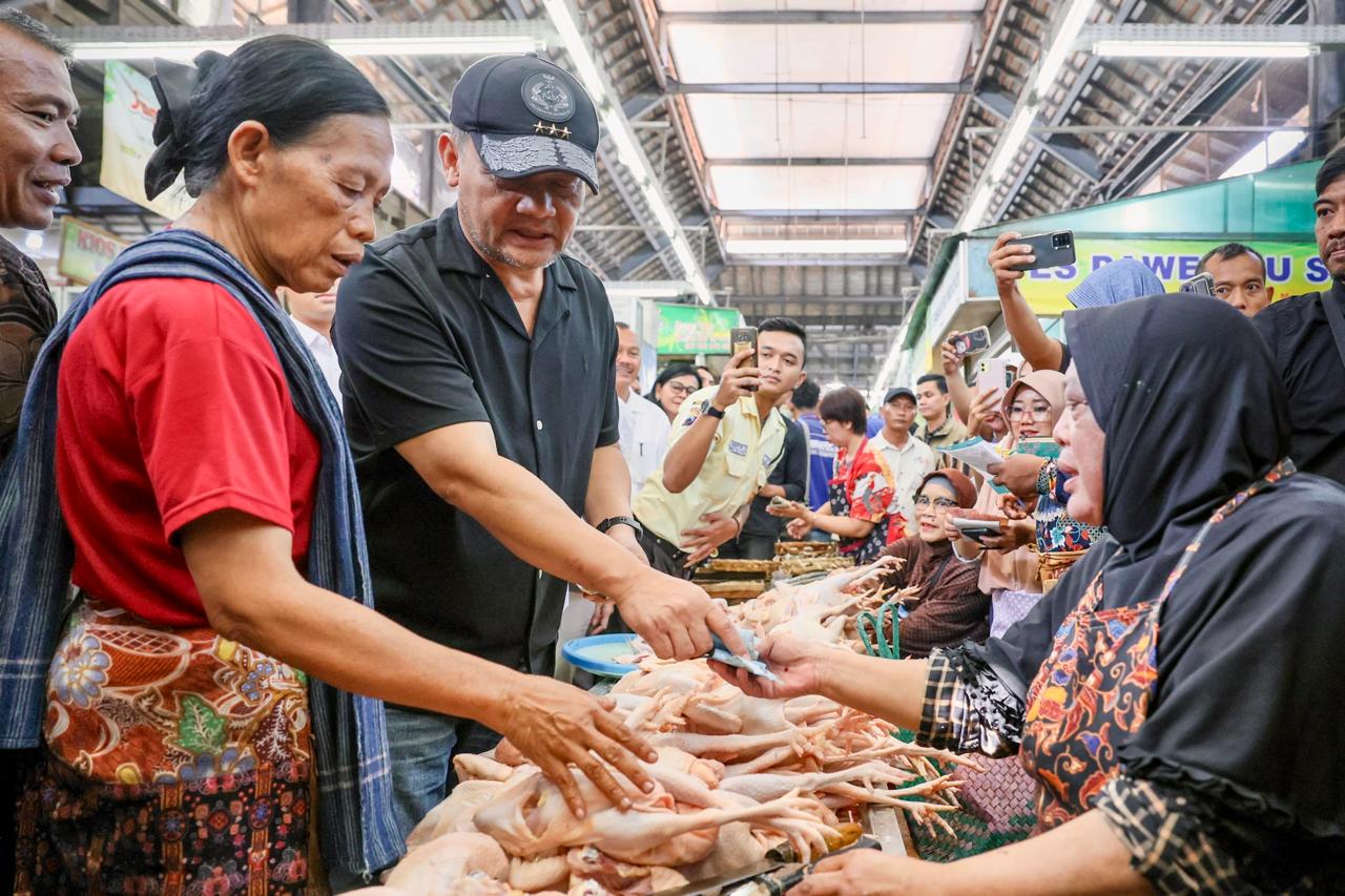 Gubernur Jawa Tengah, Ahmad Luthfi melakukan tinjauan ke Pasar Gede, Solo pada Rabu, 18 Maret 2026. 