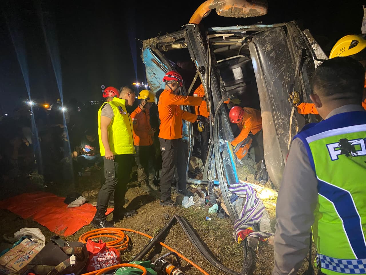 Kepolisian dan anggota Basarnas melakukan proses evakuasi 