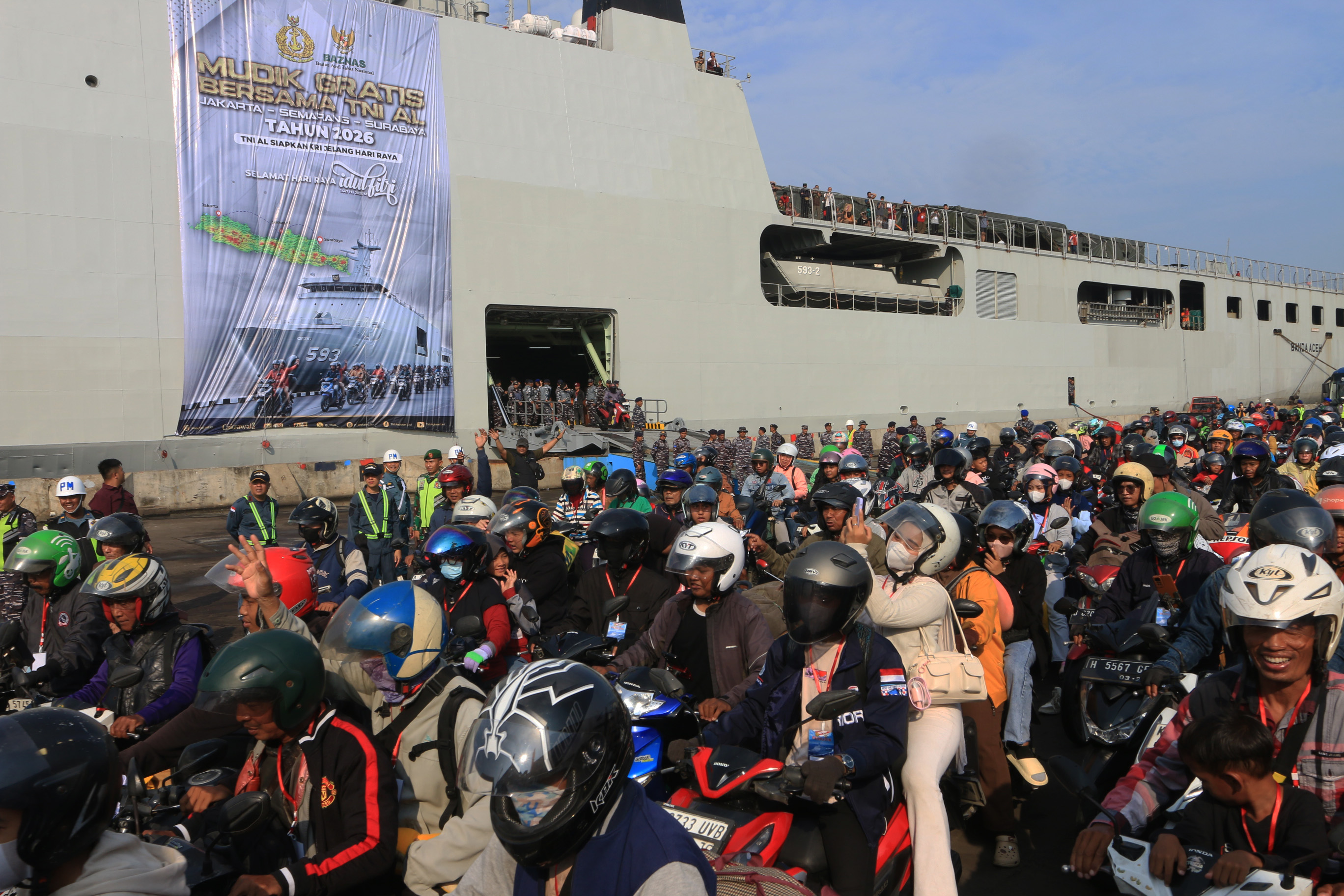 Ratusan pemudik berdatangan di Pelabuhan Tanjung Emas Semarang, Rabu (18/3/2025). (Nurchamim/Jawa Pos Radar Semarang)